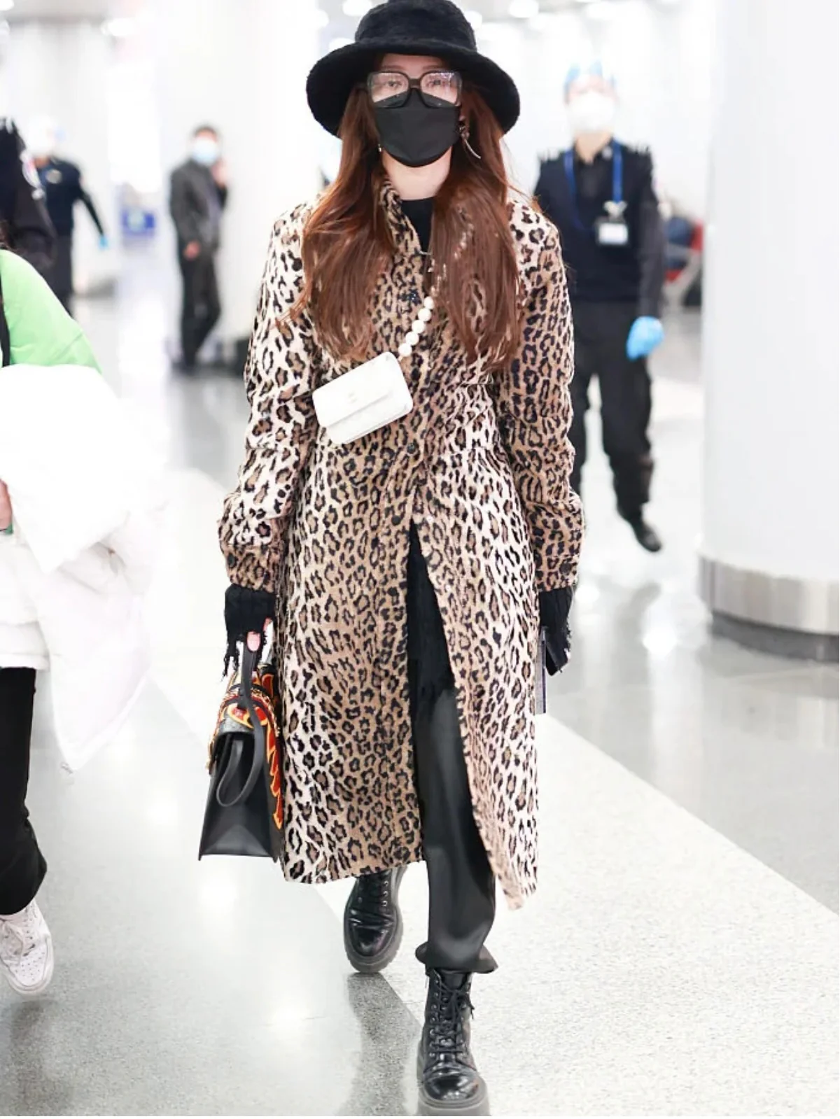 Маленькая сумочка Chanel с жемчужной цепочкой