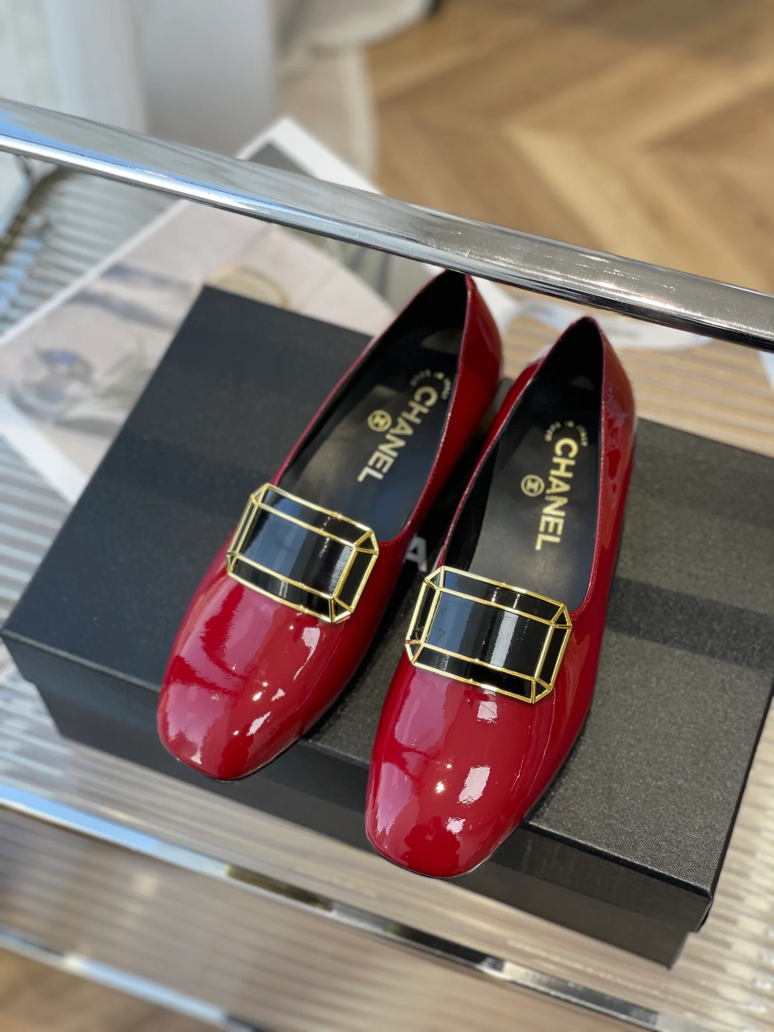 Chanel - Лоферы с пряжкой и украшениями - 1