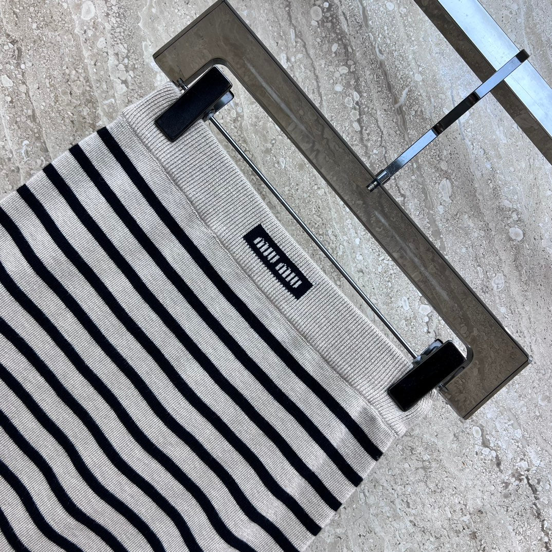 Miu Miu - 2404 - Комплект из хлопкового трикотажного топа с круглым вырезом и короткими рукавами и юбки.