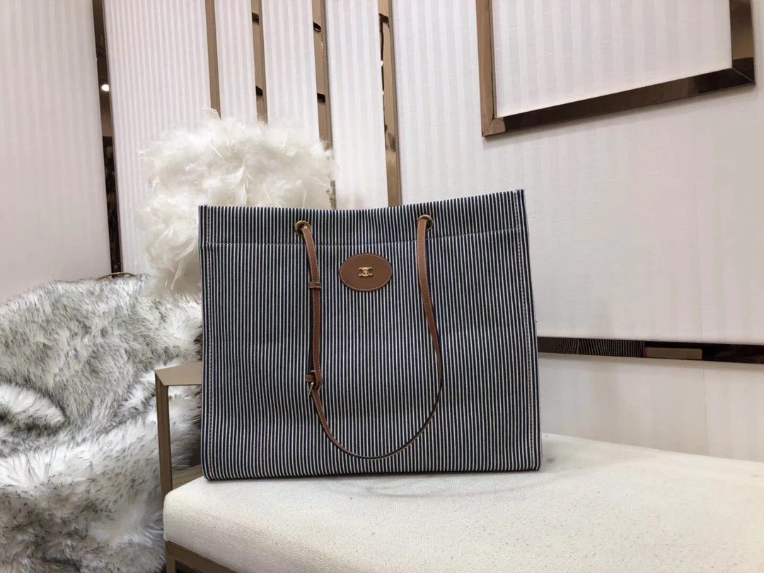 Квадратная сумка Celine-Cabas из полосатой ткани и коровьей кожи.