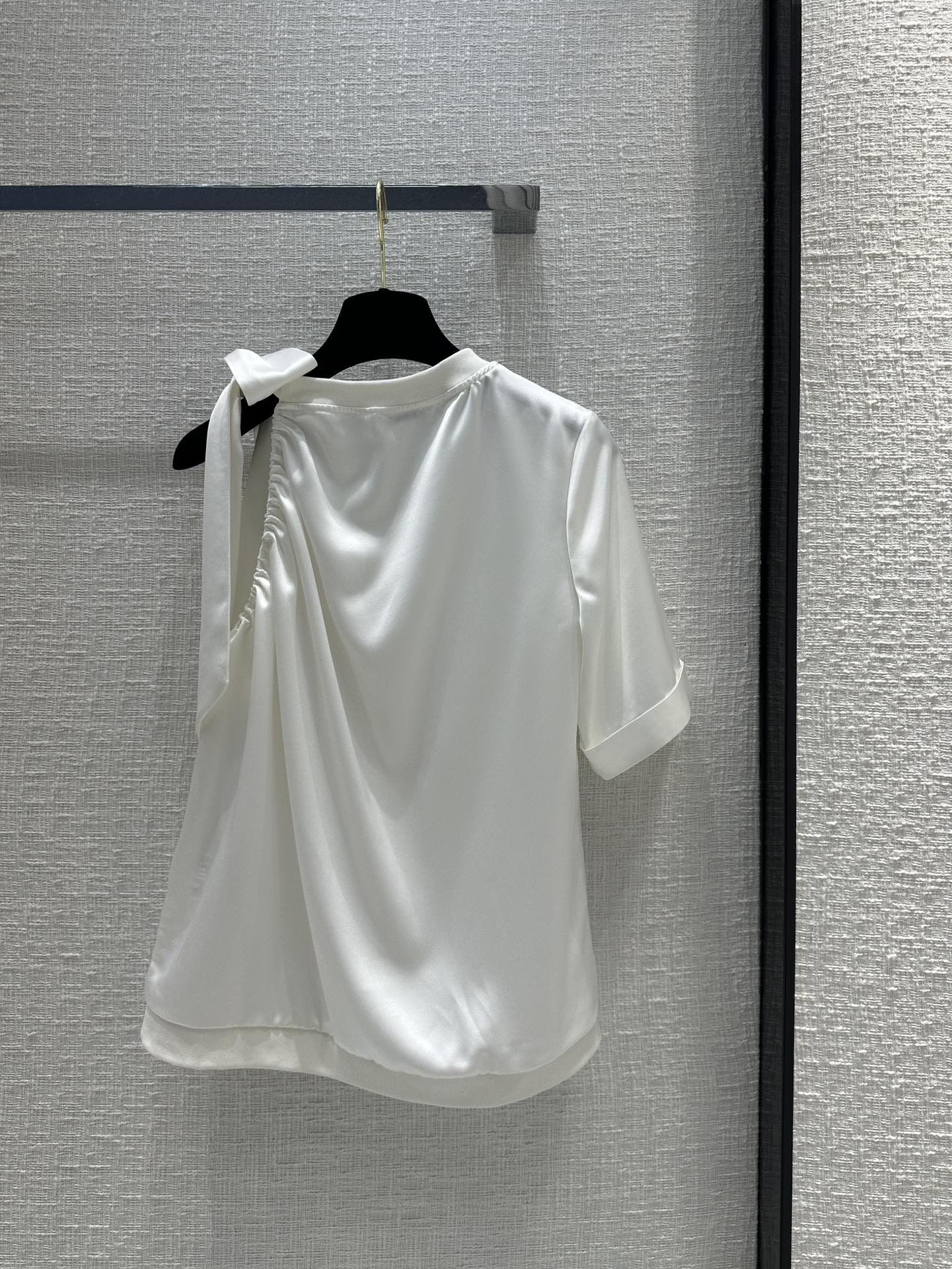 Новая коллекция Chanel Весна/Лето 2024: Топ с бантом, круглым вырезом и одним рукавом - Белый