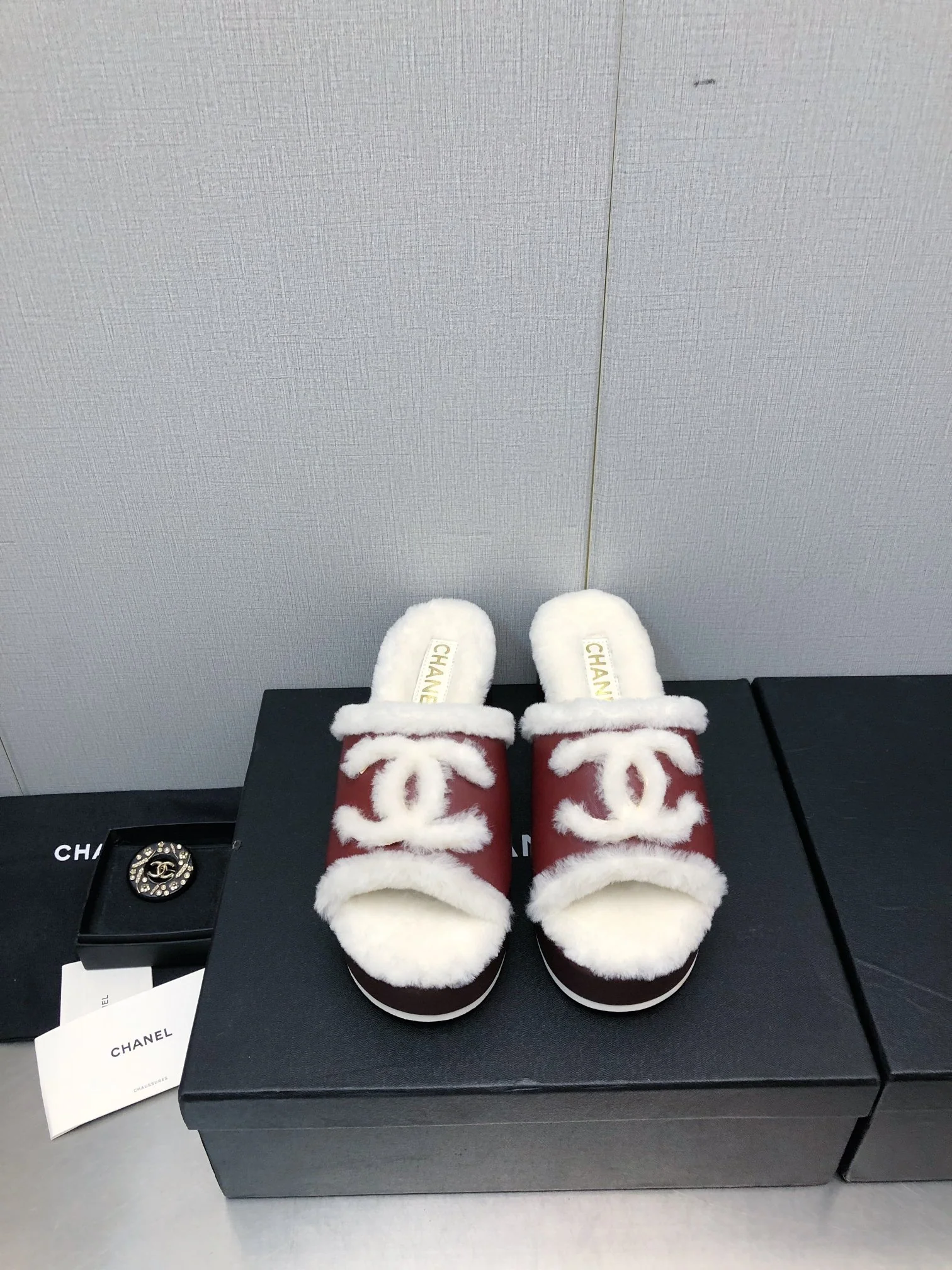 Новинка сезона осень/зима 2023 от Chanel - сандалии в клетку из шерсти с кожаной отделкой кирпично-красного цвета.