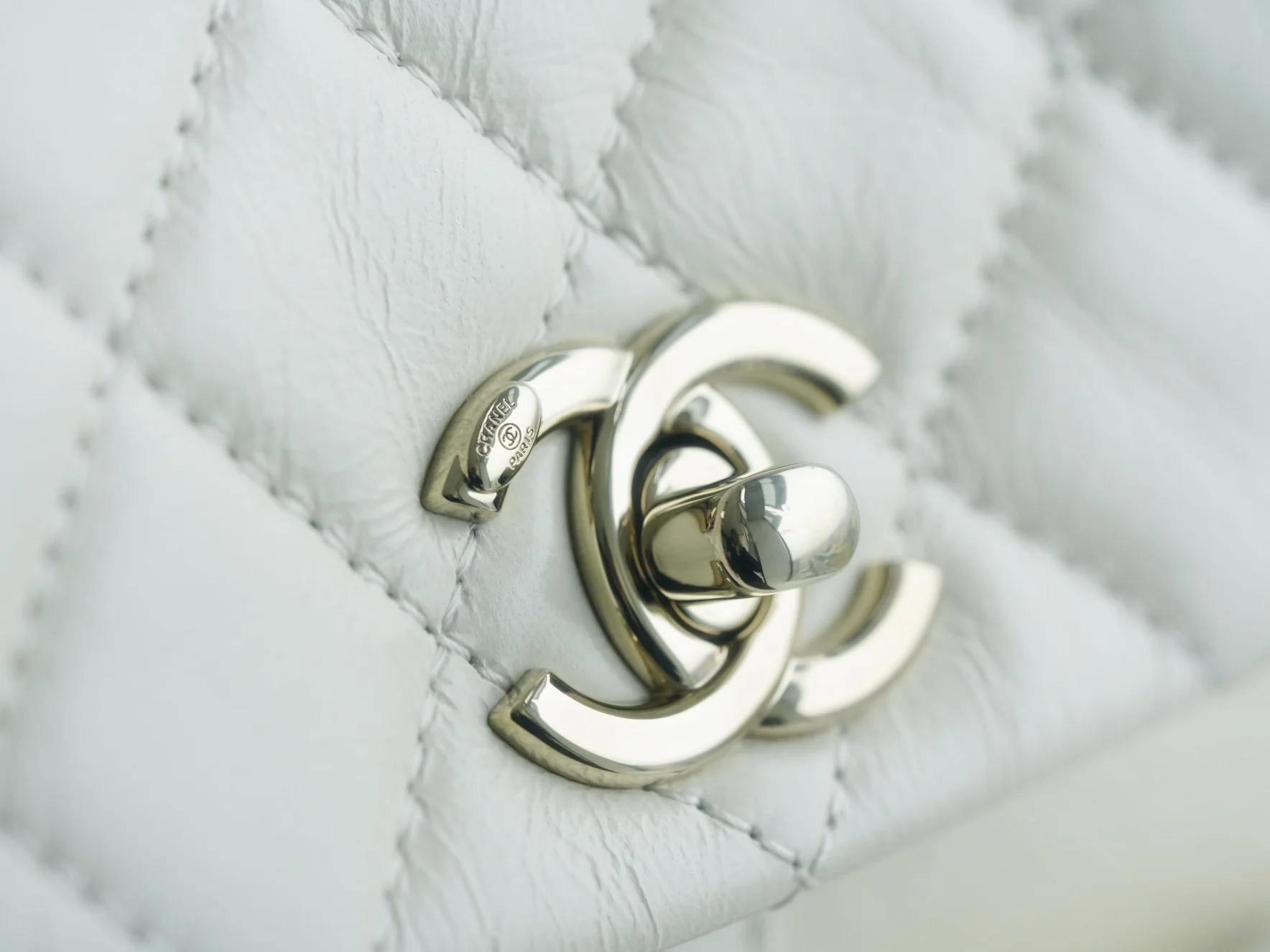 Рюкзак Chanel — белый, из вощеной кожи.