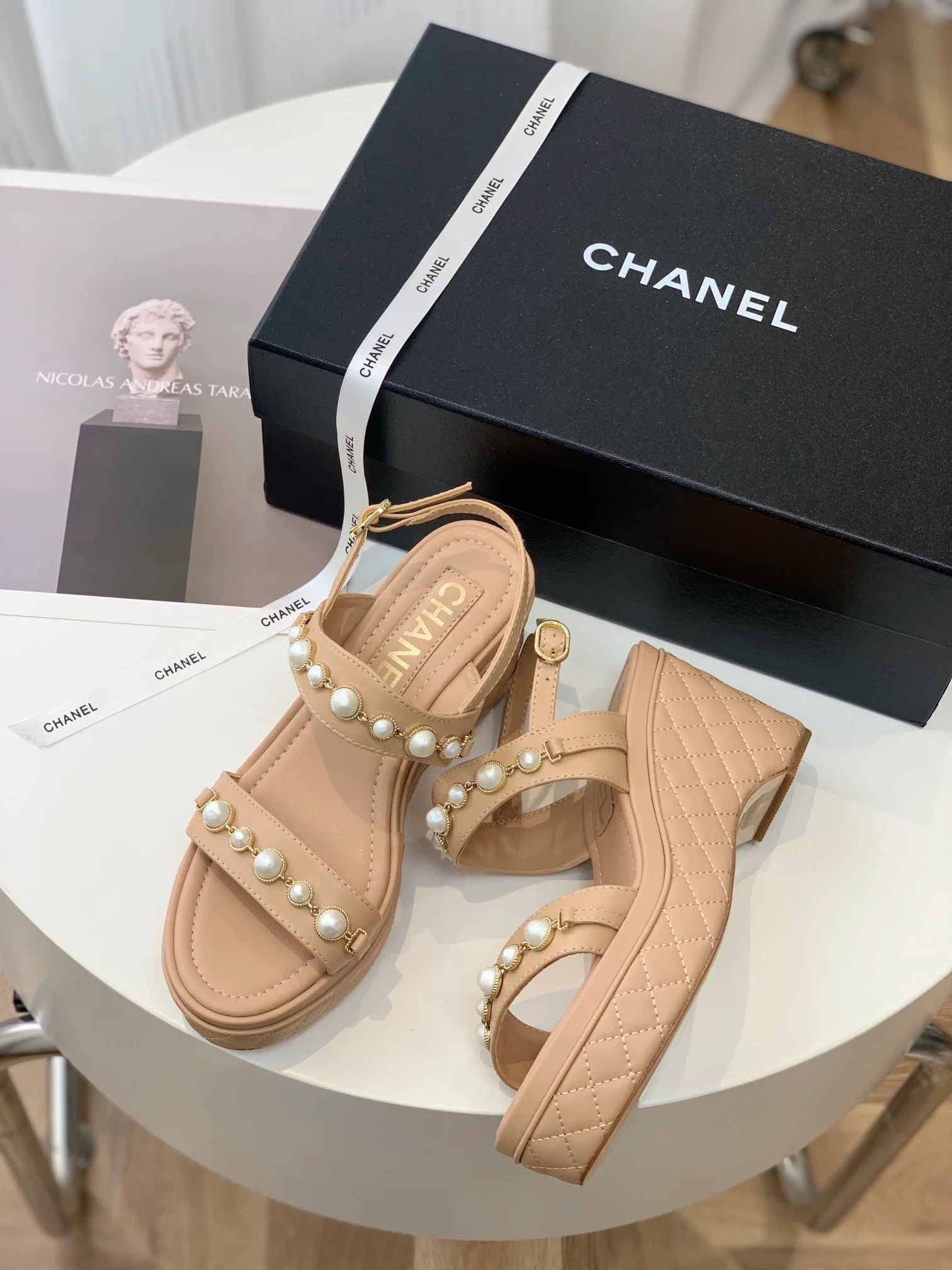 Новинка 2023 года от Chanel - Стеганые сандалии на платформе - Абрикосовый цвет