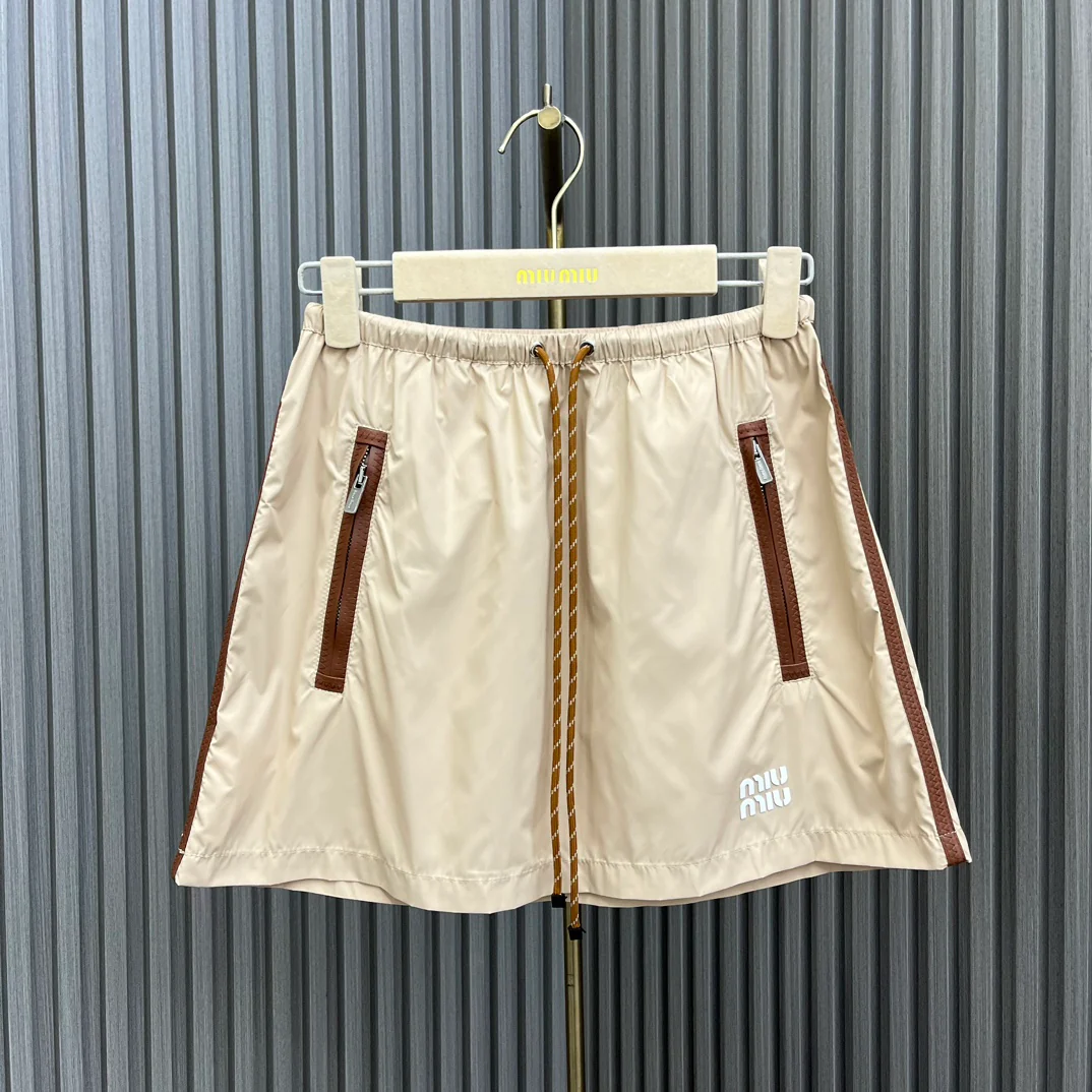 Miu Miu-2404-24 Новый тонкий нейлоновый костюм с капюшоном - цвет хаки