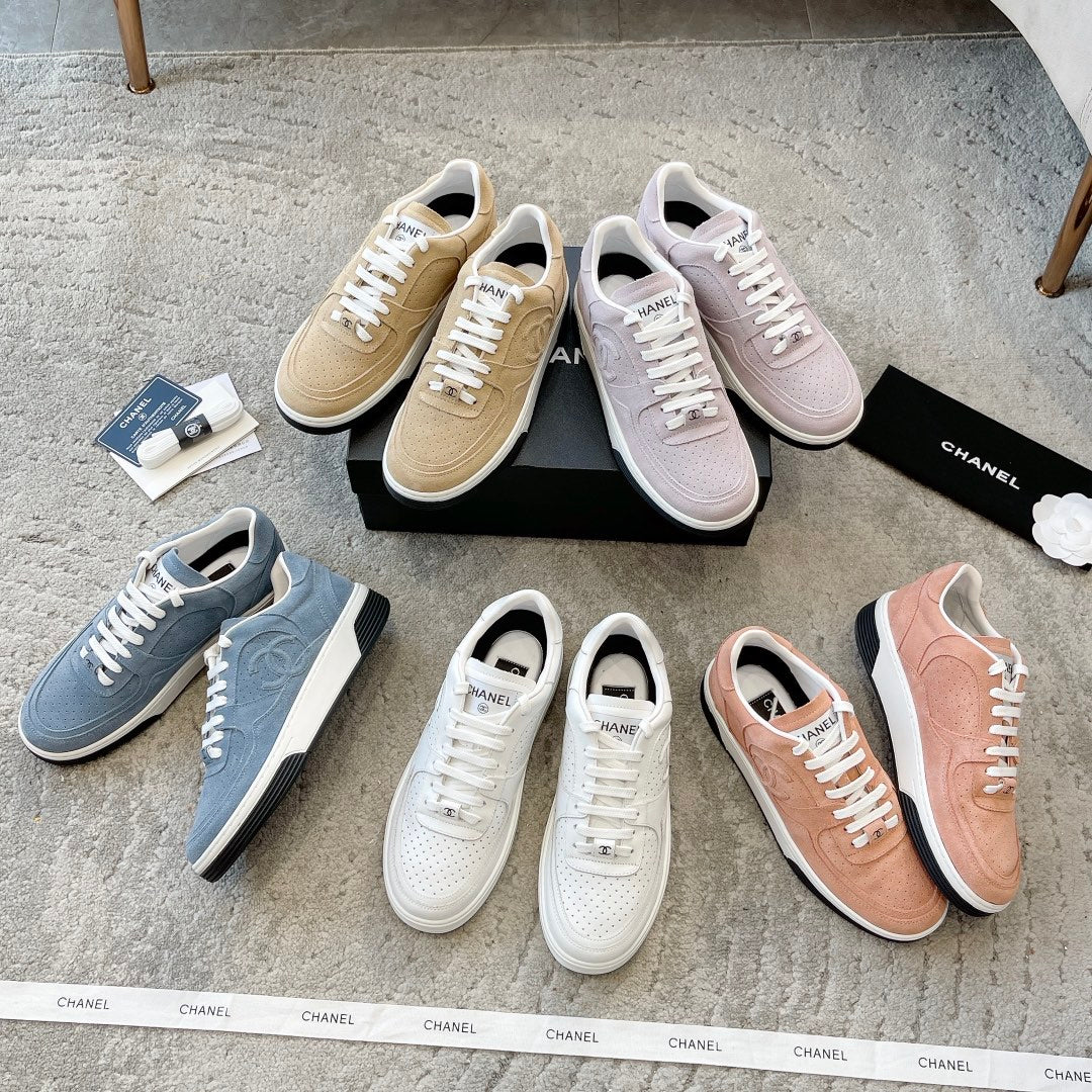 Новинка сезона весна/лето 2023 от Chanel - Кроссовки из телячьей кожи - Цвет хаки