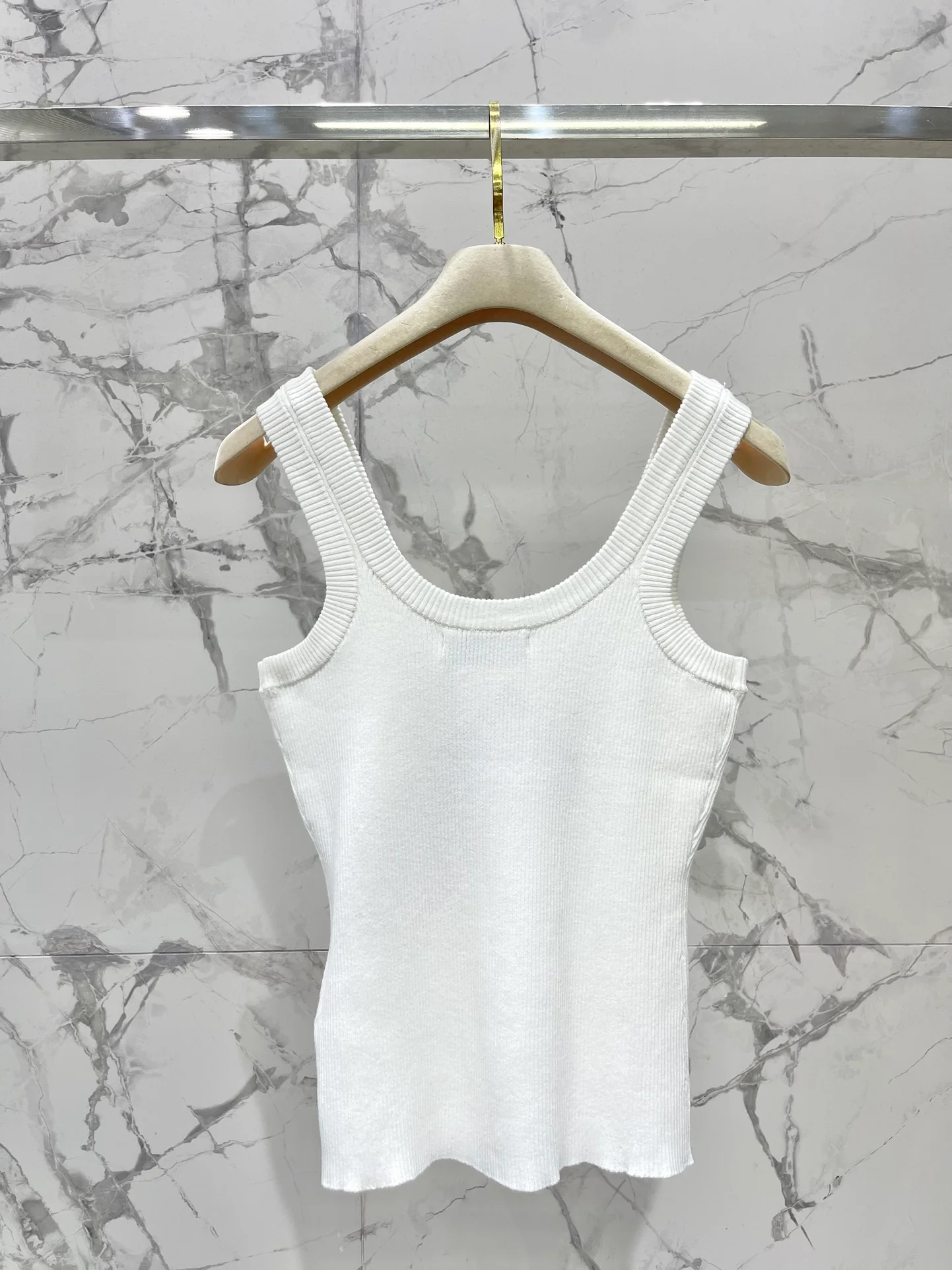 Miu Miu - Летняя новинка 2404-24: Элегантный вязаный жилет с U-образным вырезом - белый