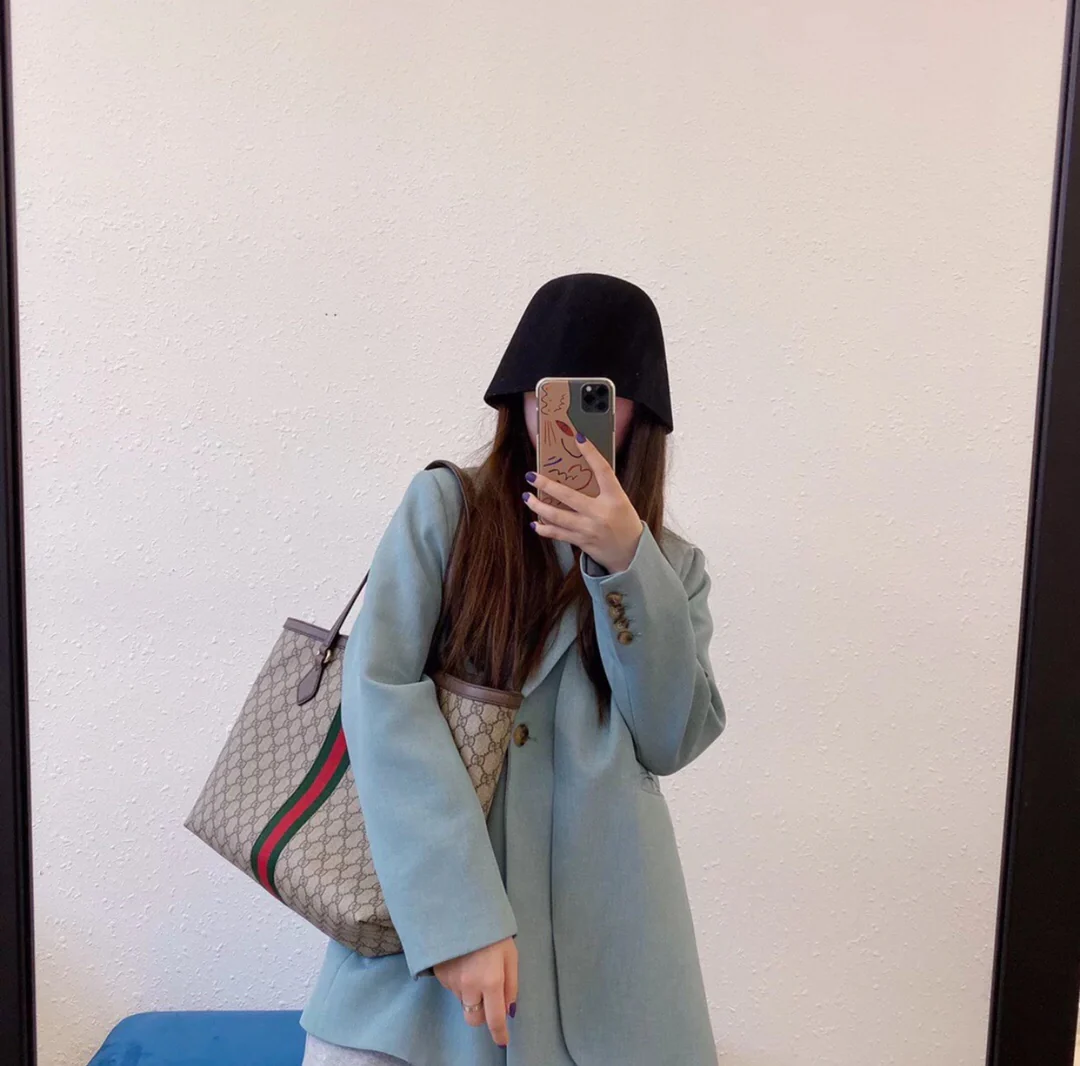 Классическая сумка-тоут Gucci — как она выглядит на руке.