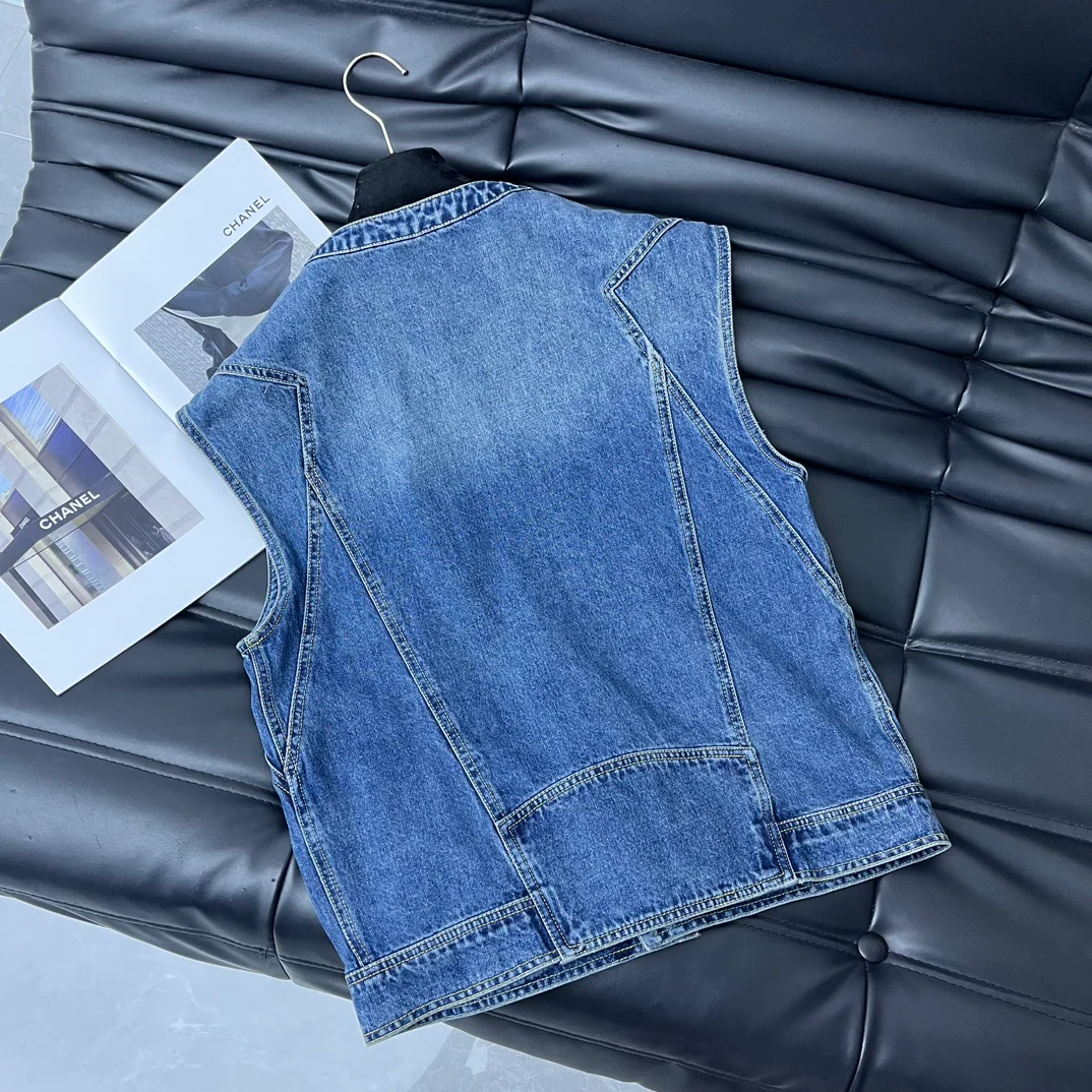 Chanel - Новинка 24 апреля 2024 года - Комплект из джинсовой ткани и жилета с двойной буквой С и брошью.