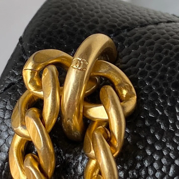 Новинка сезона весна/лето 2023 от Chanel - Миниатюрная квадратная сумка Fat Bag - Дизайн в виде сердца - Черная