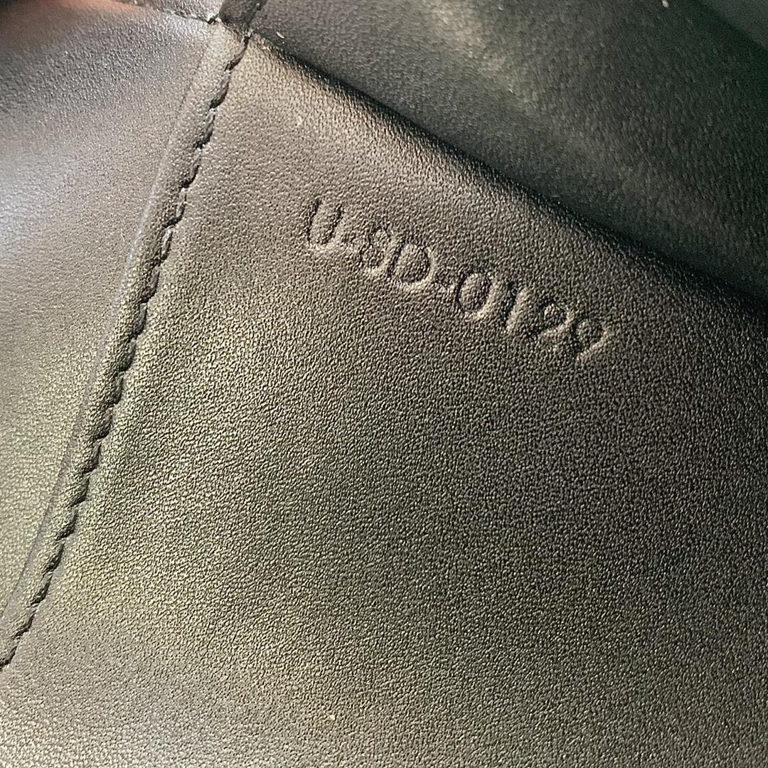 Длинный кошелек Celine - Кошелек с ремешком из зернистой телячьей кожи - 9