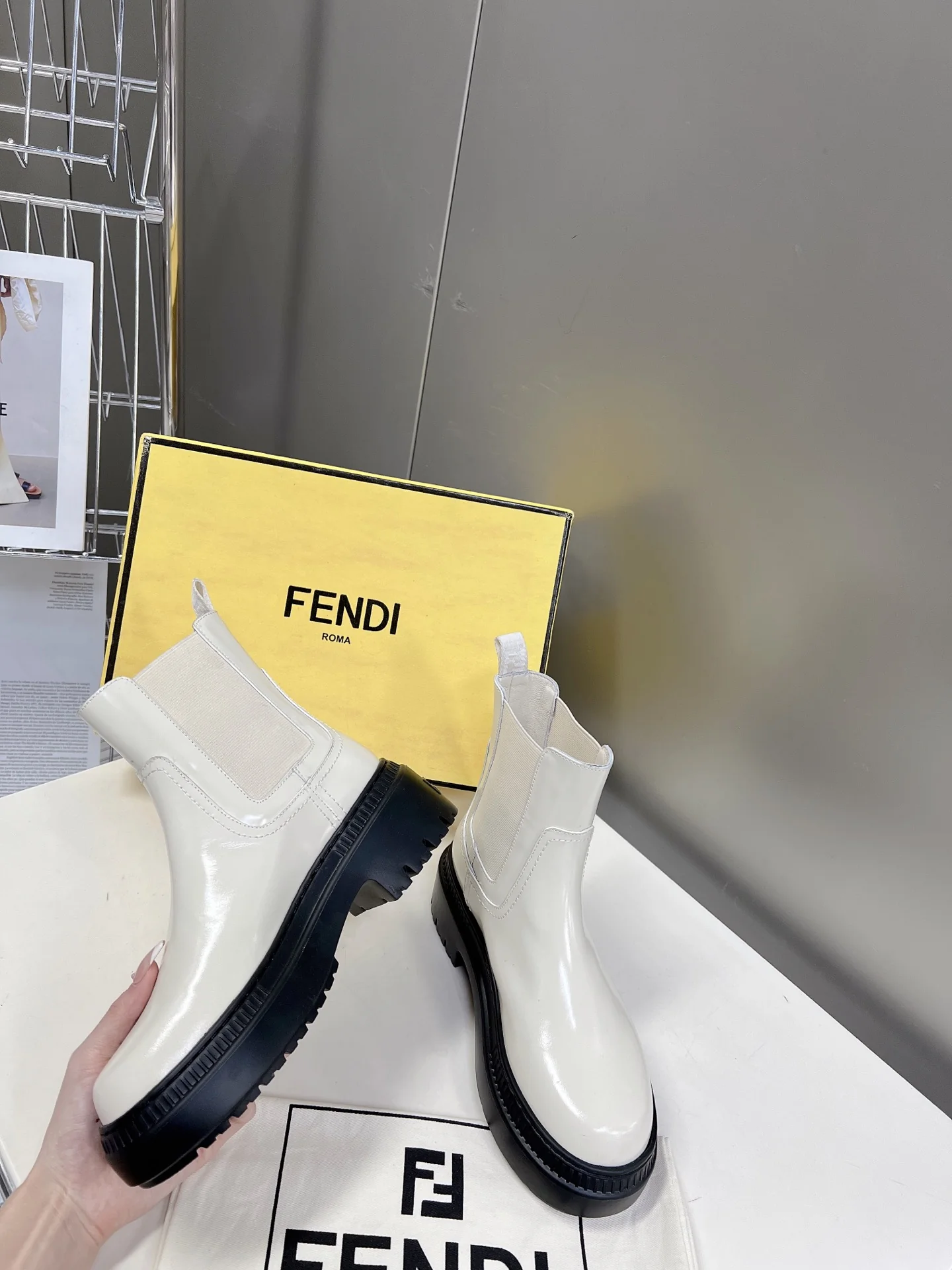 Новинка весны 2022 года от Fendi - Ботильоны - Белые