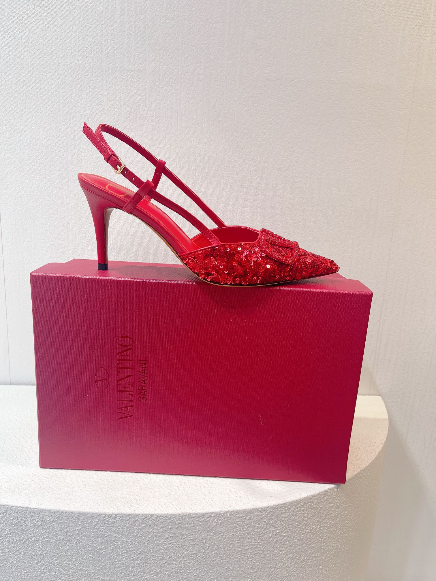 Новинка с официального сайта Valentino 2023 — Глянцевые босоножки на низком каблуке с острым носком — 8 см — Красные