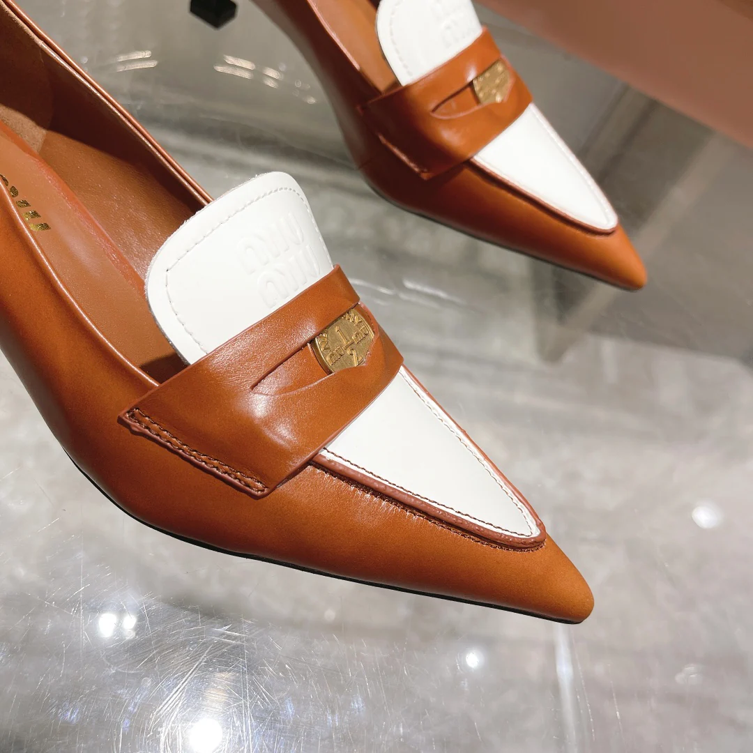Новинка Miu Miu 2022 года - Туфли на низком каблуке с острым носком - Коричневые