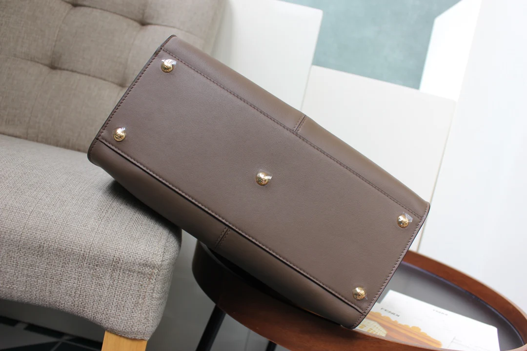 Сумка Fendi Peekaboo Lite Medium из темно-коричневой кожи.