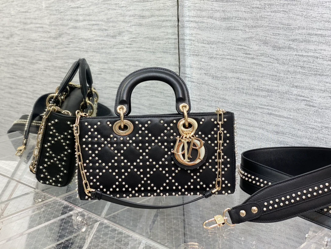 Сумочка Dior Lady D'Joy с вышитыми жемчужинами.