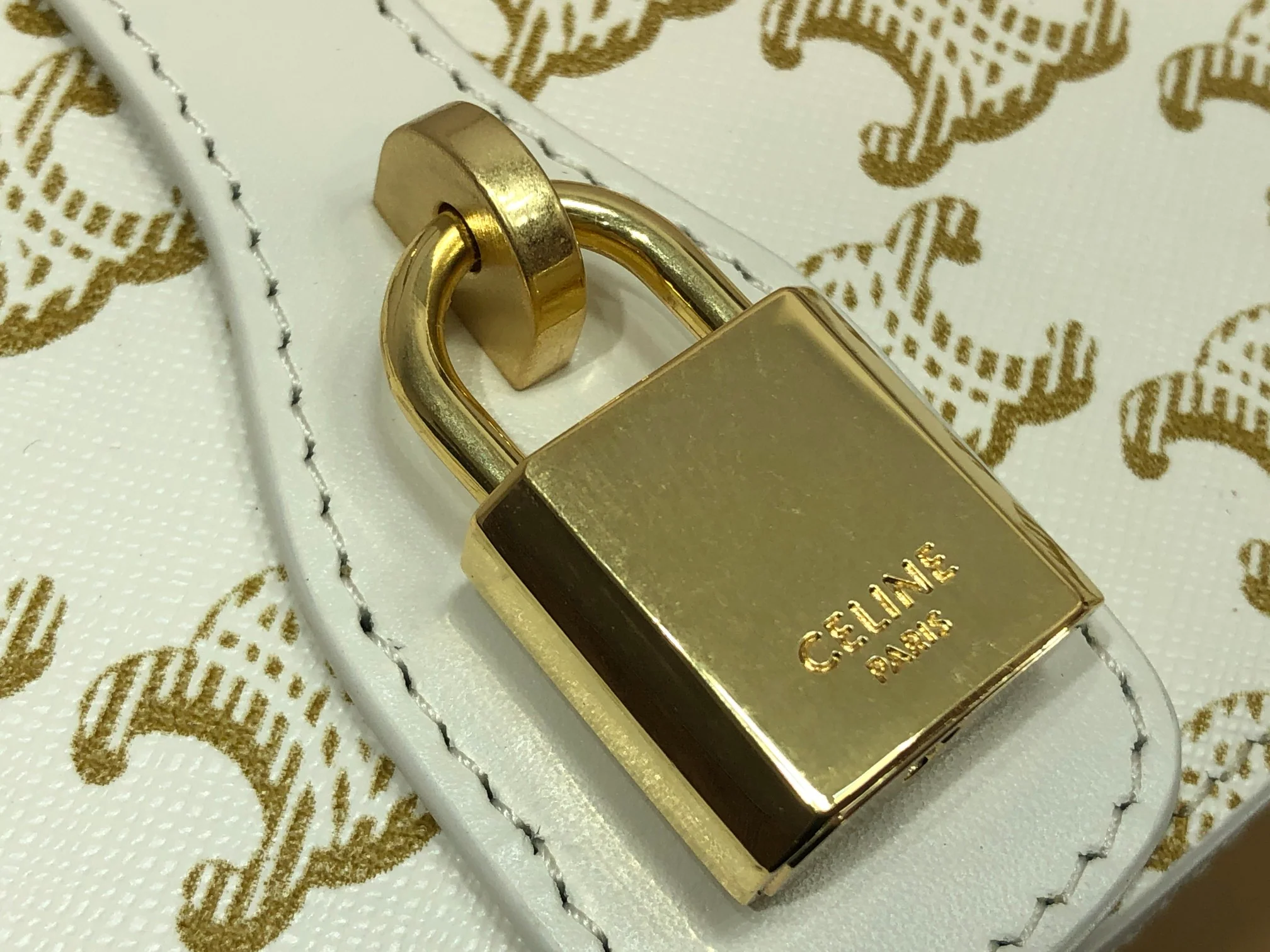 Мини-клатч Celine Taboo с замком в форме замка — белый с монограммой.