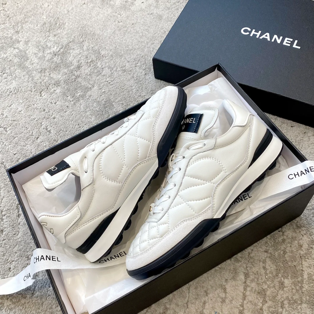 Новинка сезона весна/лето 2023 от Chanel - Стеганые бейсбольные кроссовки из овечьей кожи - Белые