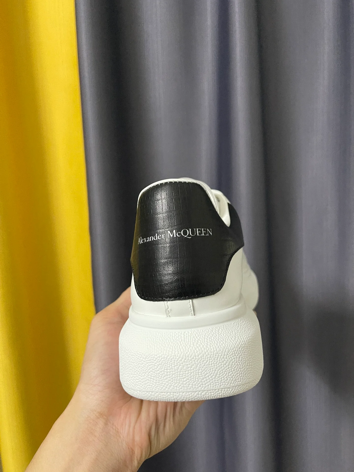 Классические белые кроссовки McQueen - унисекс - с черной кожаной отделкой под кожу ящерицы