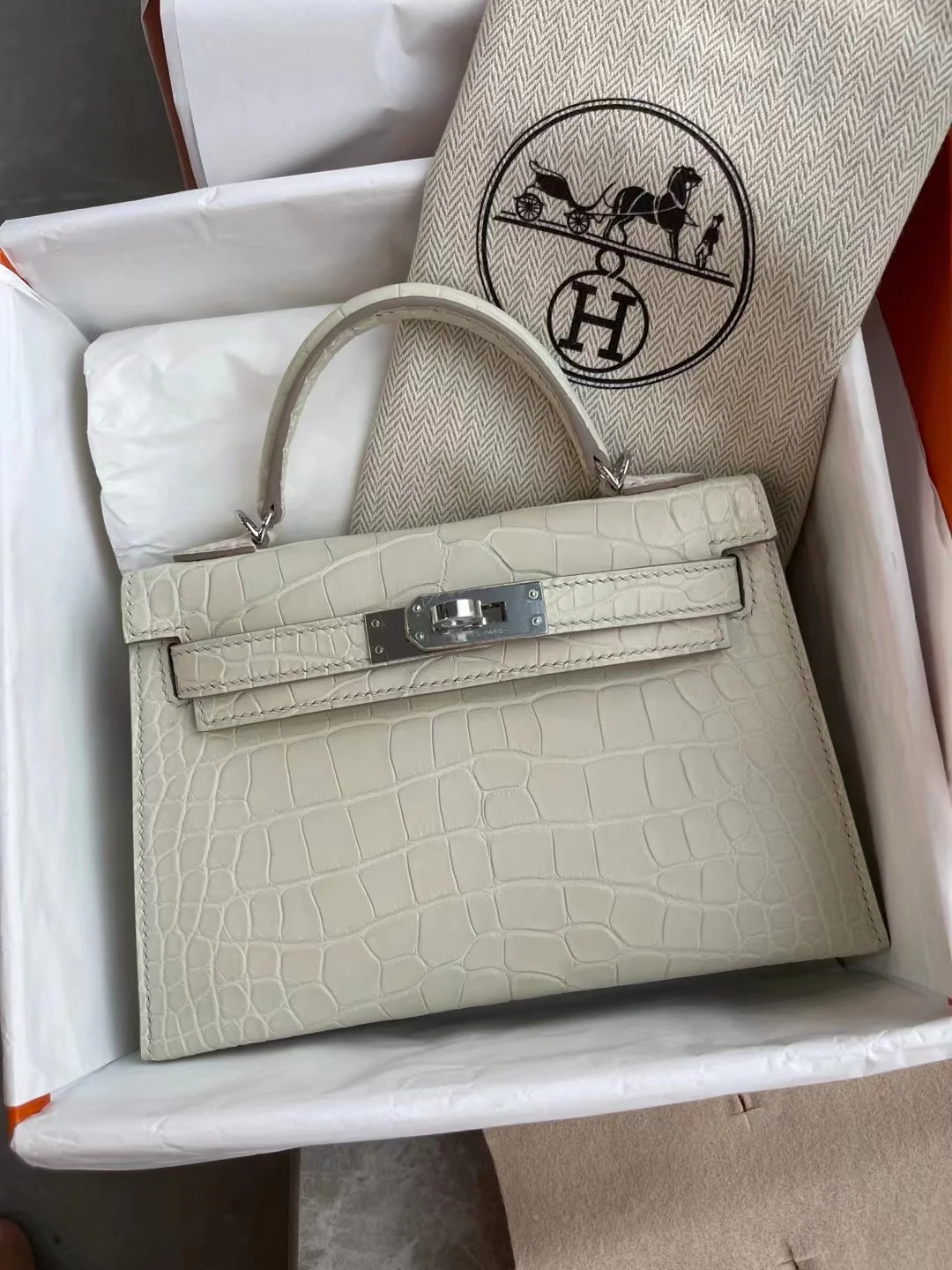 Сумка Hermes Kelly Mini 2nd Generation Matte Crocodile Glacier White 8L с серебряной пряжкой