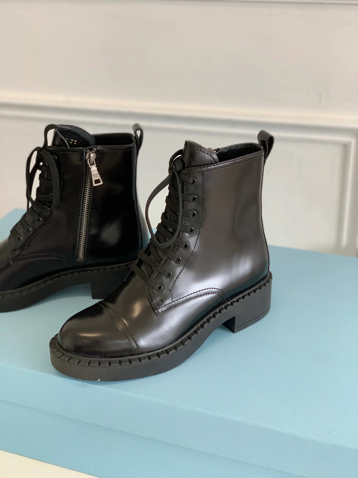 Новинка сезона осень/зима 2022 от Prada - Ботинки Dr. Martens на шнуровке - 2