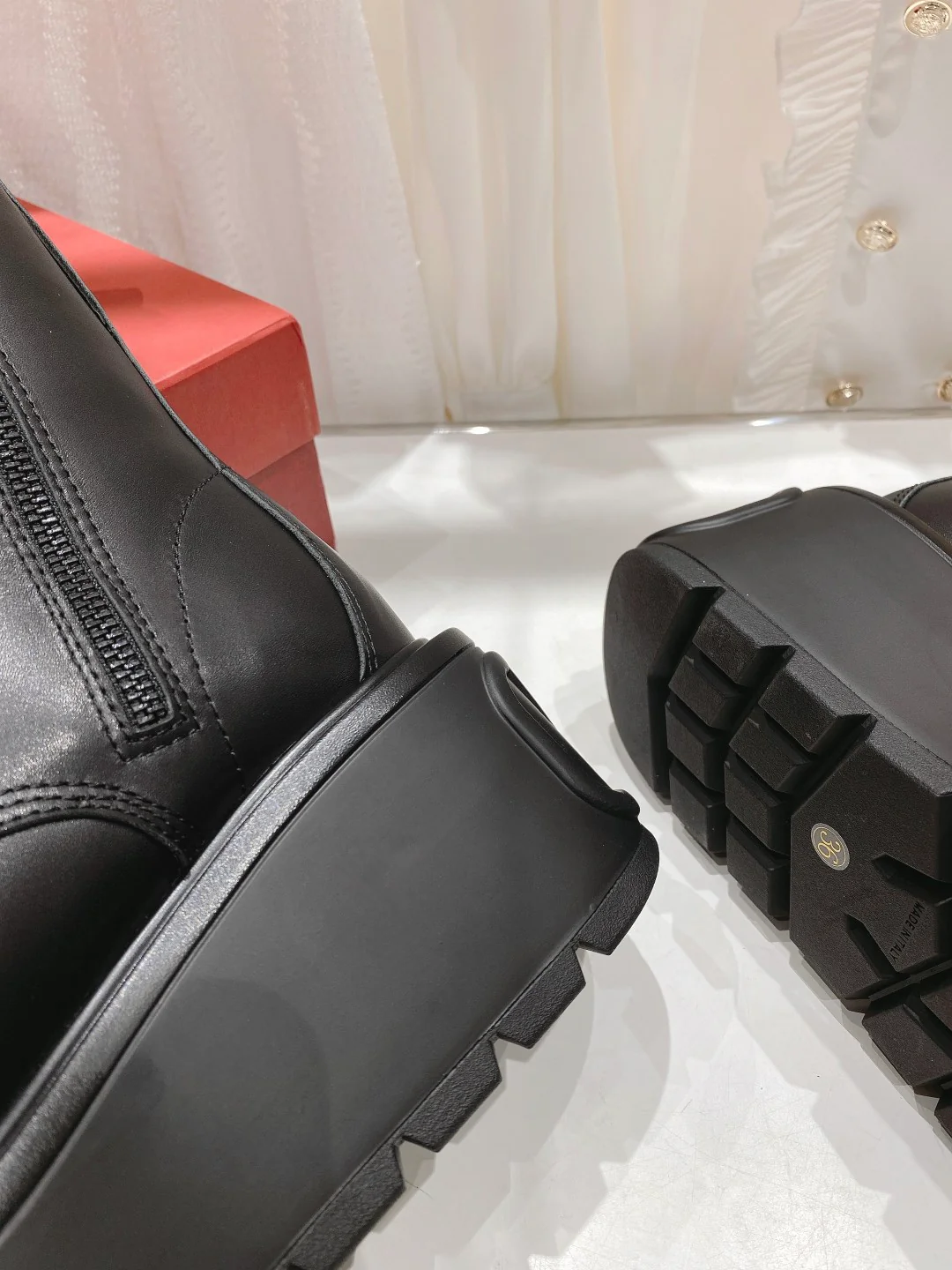 Ботильоны Valentino на платформе до середины икры с подкладкой из овчины — черные