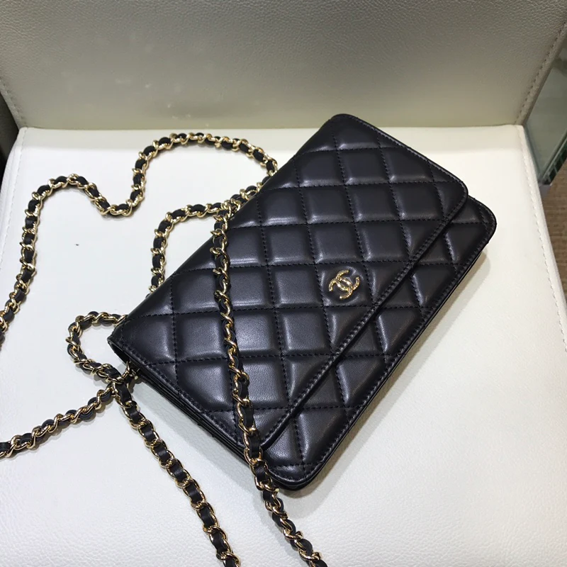 Классические часы Chanel WOC - 19 см - из черной овечьей кожи с золотой пряжкой