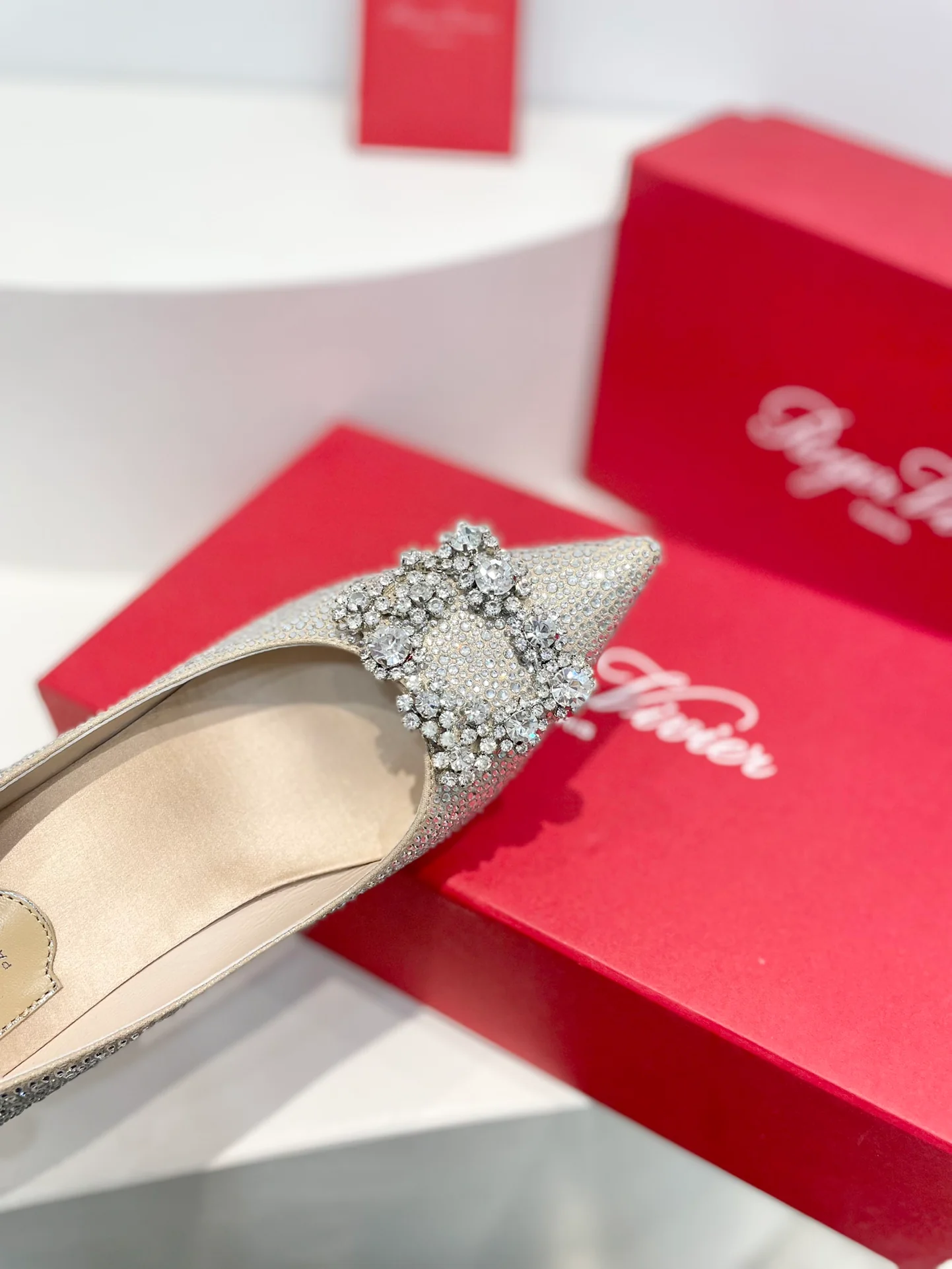 Обувь RV - Серия ?Кристальные туфли? - Туфли на низком каблуке со стразами - Серебристые