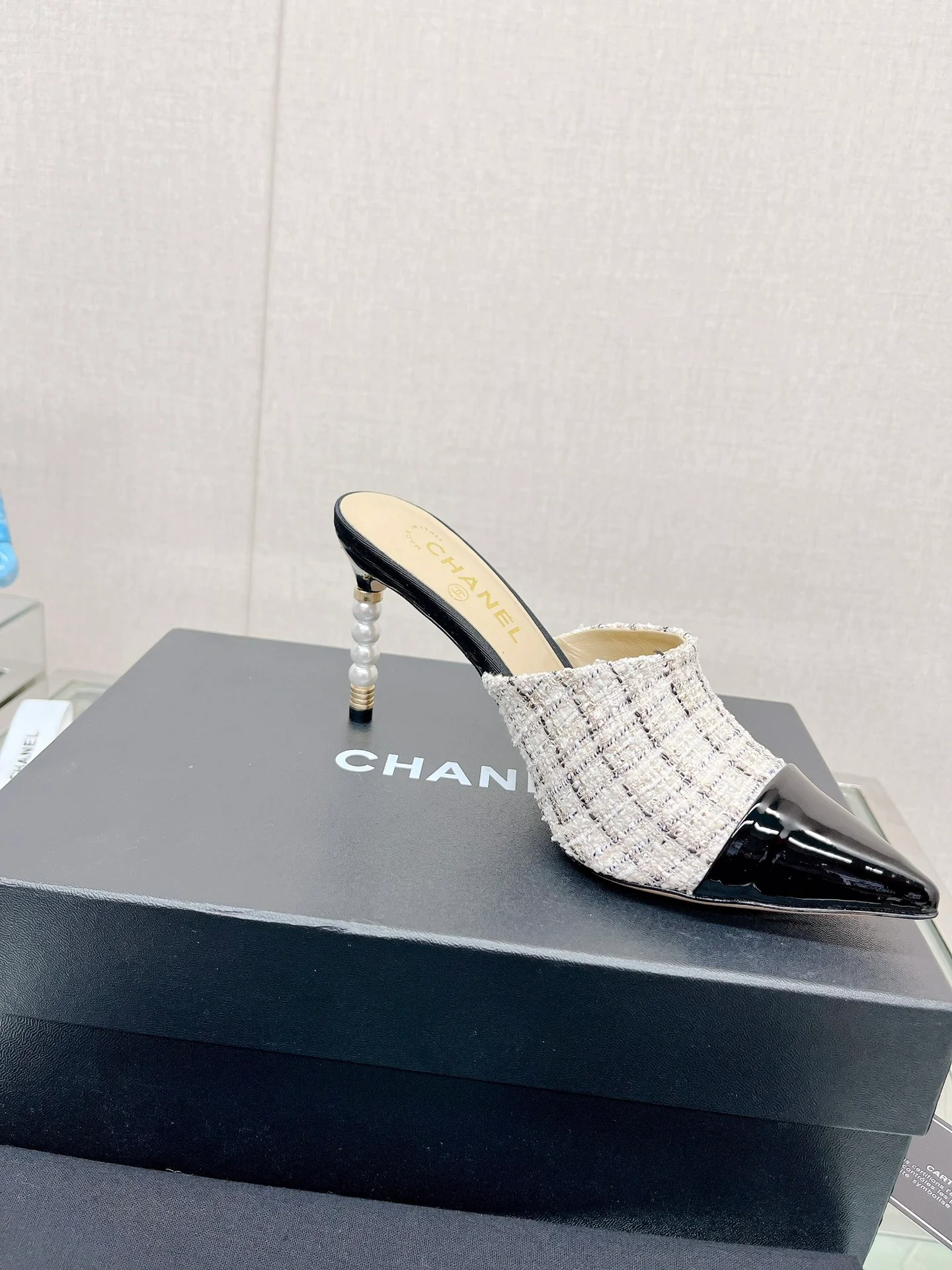 Босоножки Chanel Coco на высоком каблуке с четырьмя заклепками, высота каблука 8-5 см, белые.