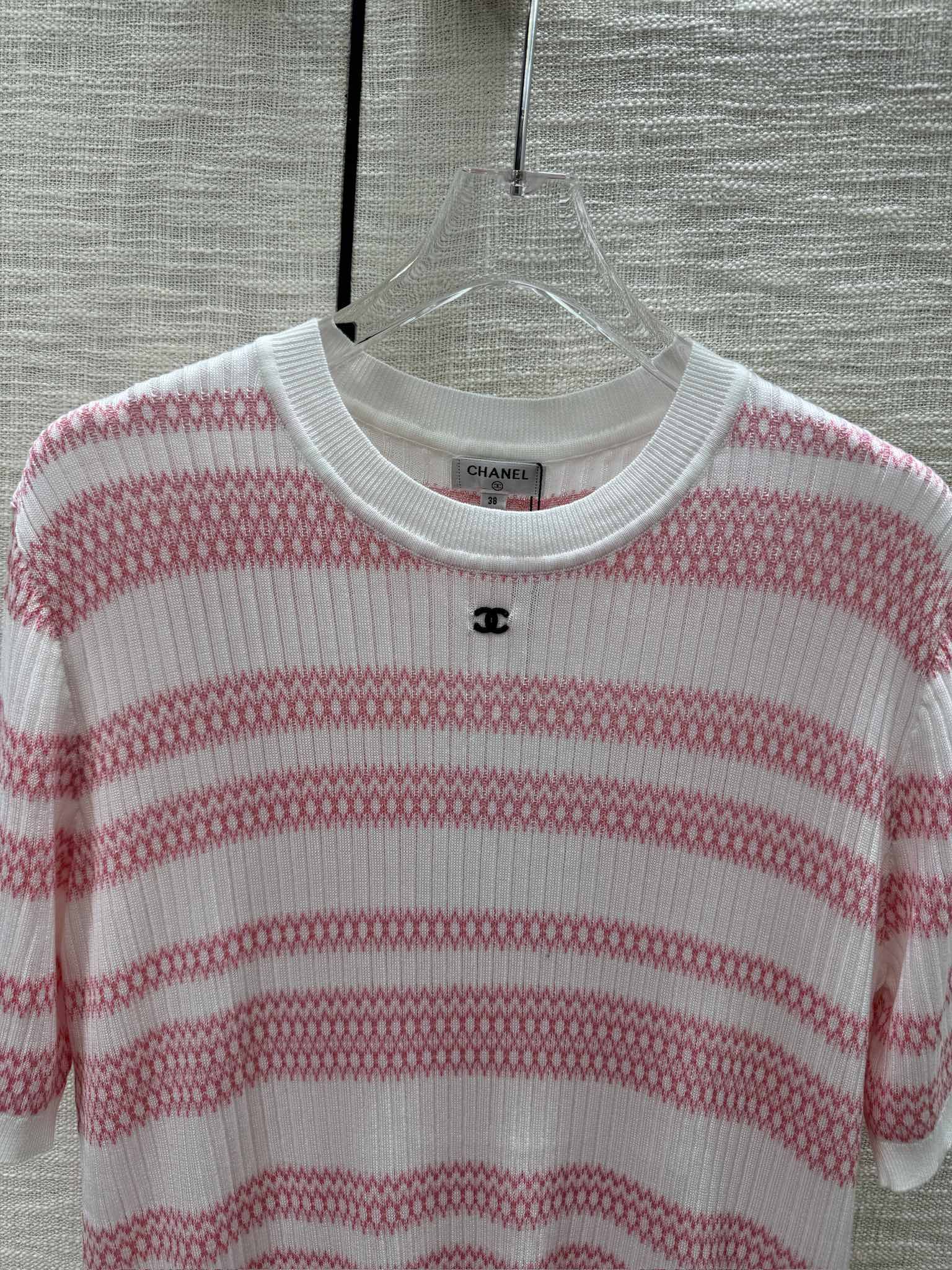 Chanel 2404 - Вязаный топ с короткими рукавами в полоску, выполненный в стиле колор-блок — красный и белый.