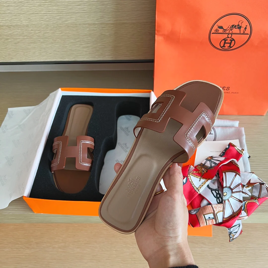 Классические домашние тапочки Hermes с буквой H — прошитая кожа — коричневые