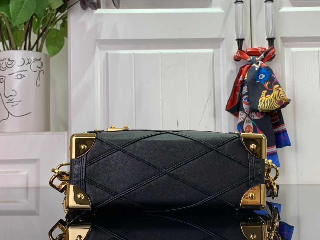 m83080-LV-side-trunk-pm chain bag-black diamond pattern