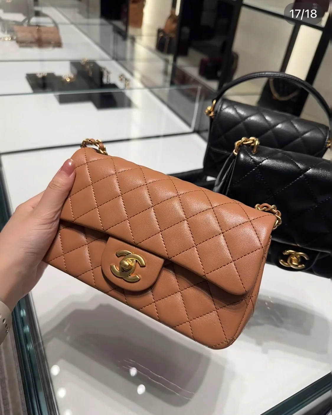 Мини-палочка Chanel из 23-каратного золота с золотым шариком - цвет карамельного молочного чая.