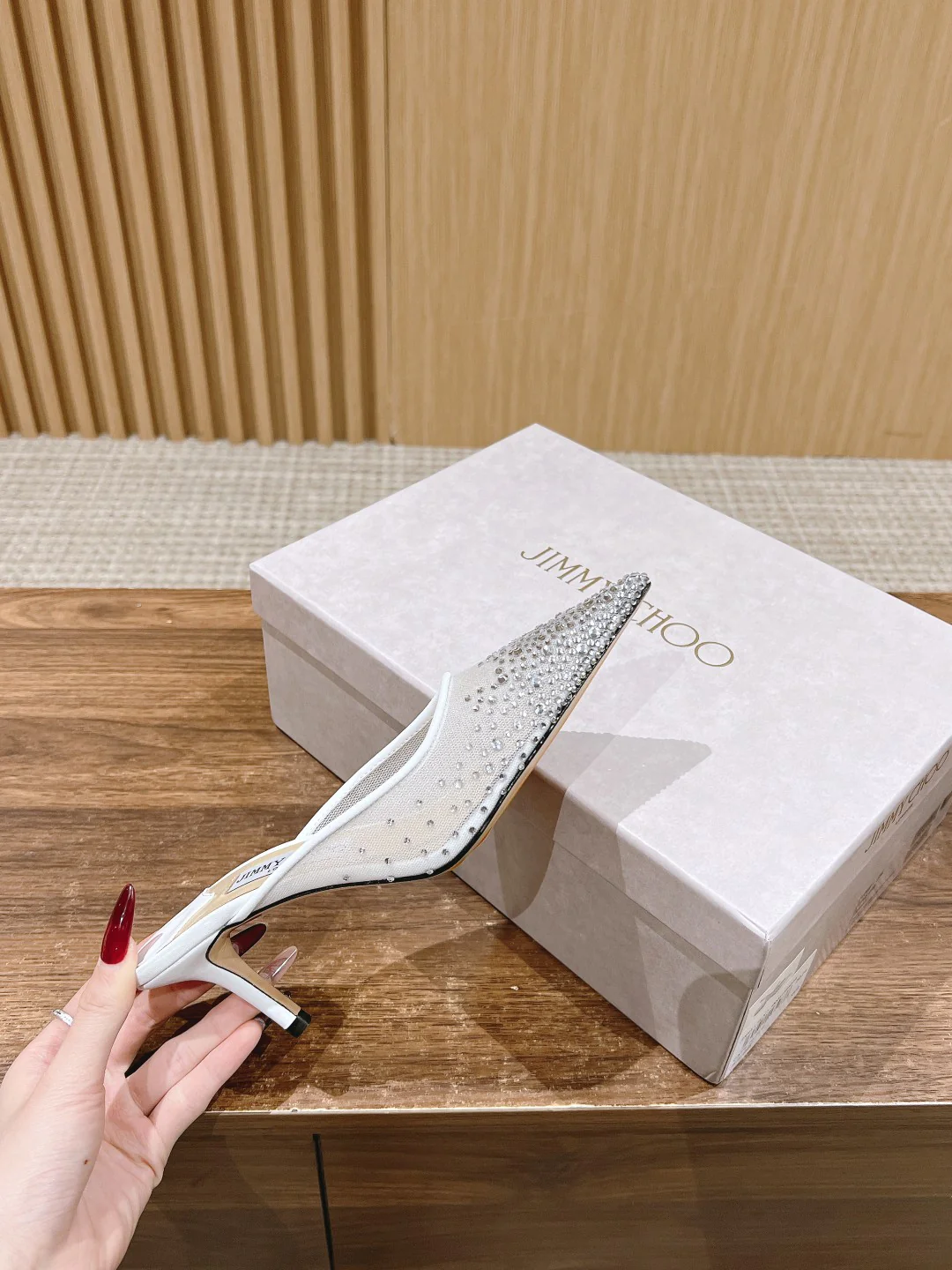 Jimmy - Туфли на каблуке с острым носком и стразами, белые