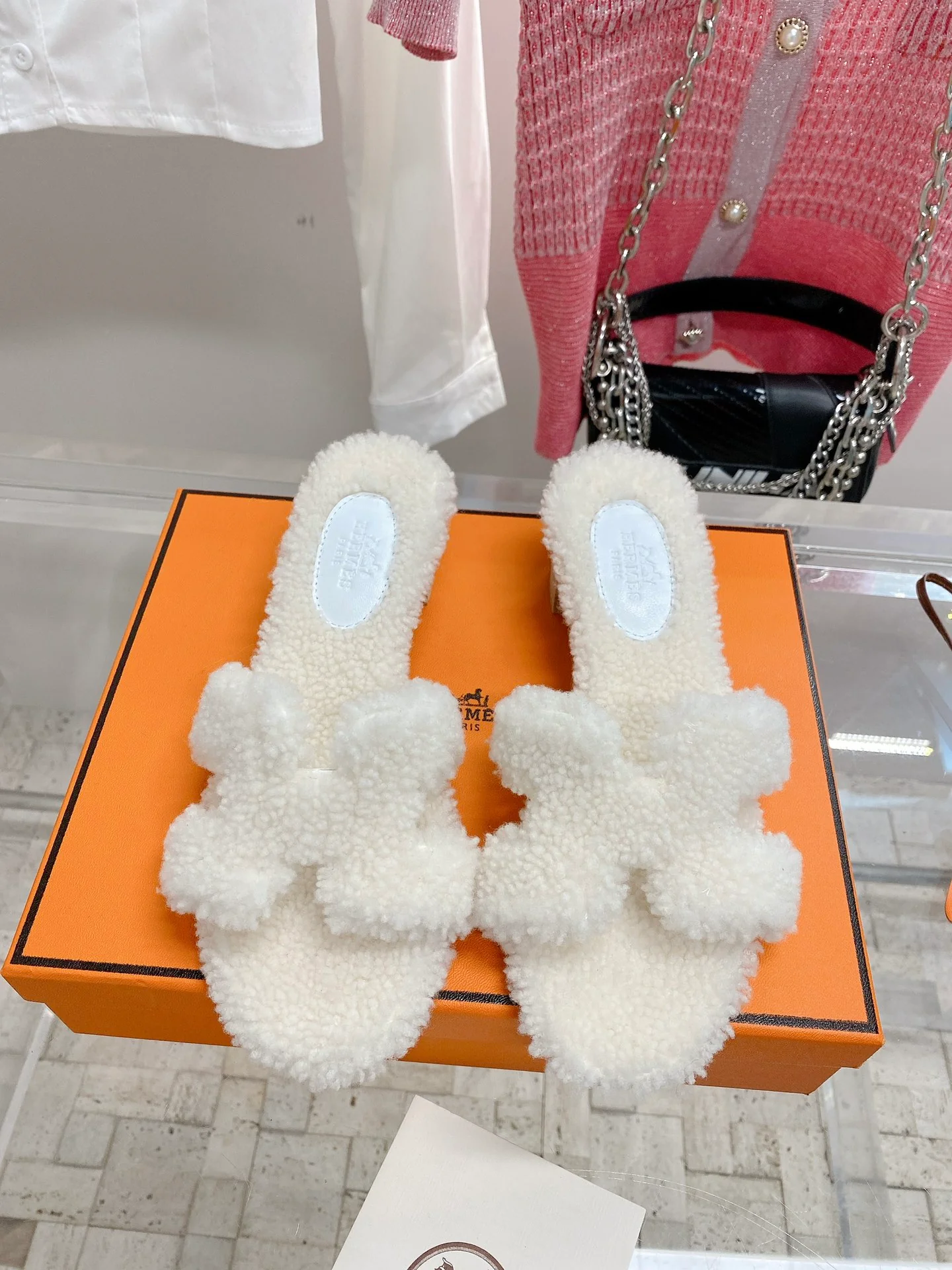 Новинка сезона осень/зима 2022 от Hermes - Сандалии на плоской подошве на каблуке H из натуральной овечьей шерсти Oran - 2 шт.