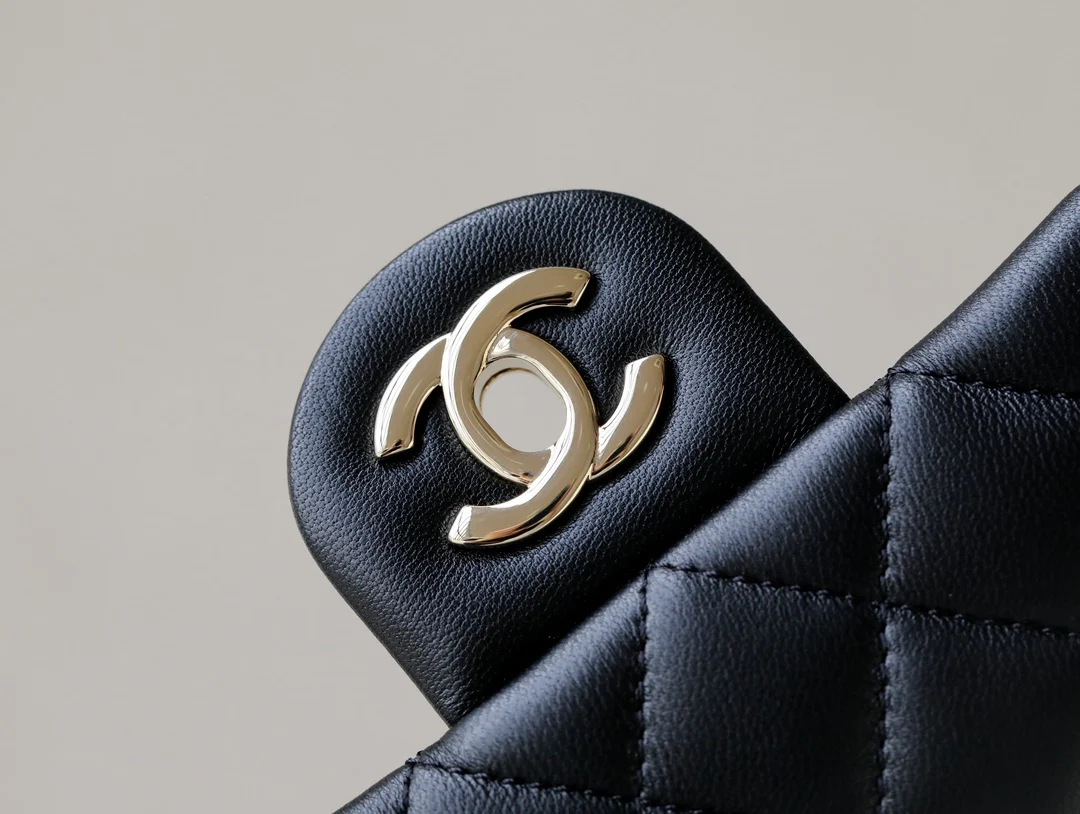 Новые поступления коллекции Chanel весна/лето 2023 - Футбольная серия - Сумка CF