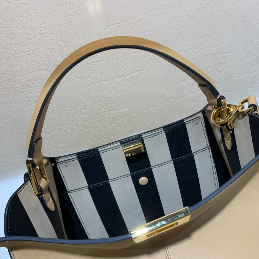 Сумка Fendi Peekaboo Lite Medium из абрикосовой кожи.