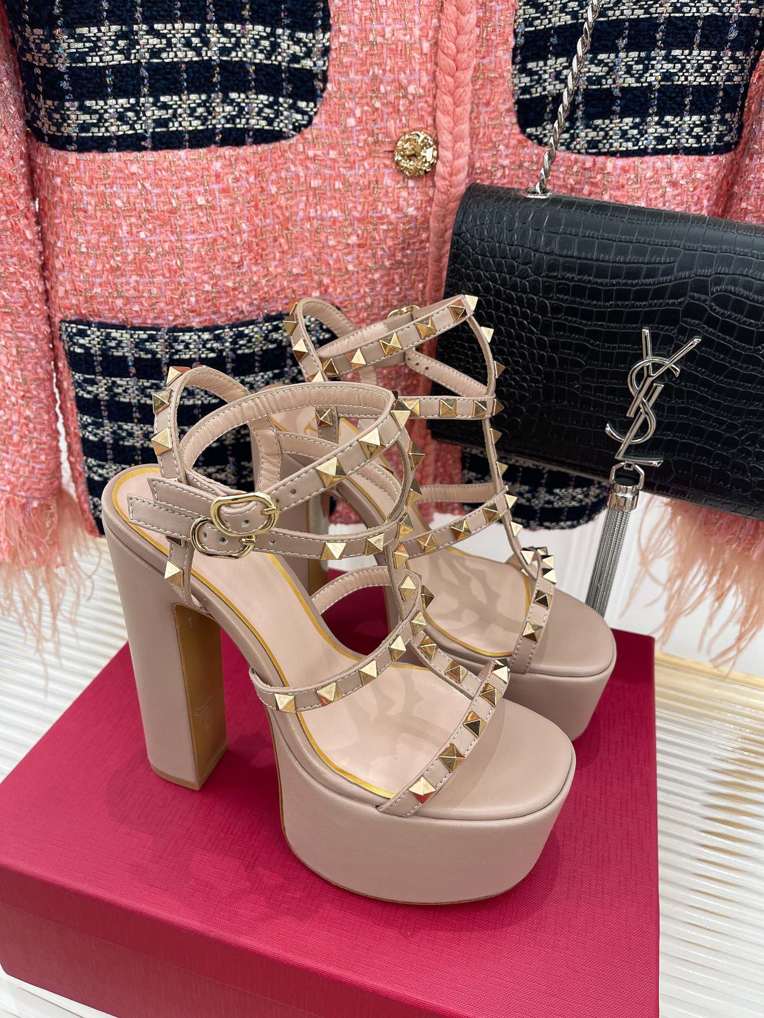 Туфли на платформе Valentino с заклепками — телесного цвета.