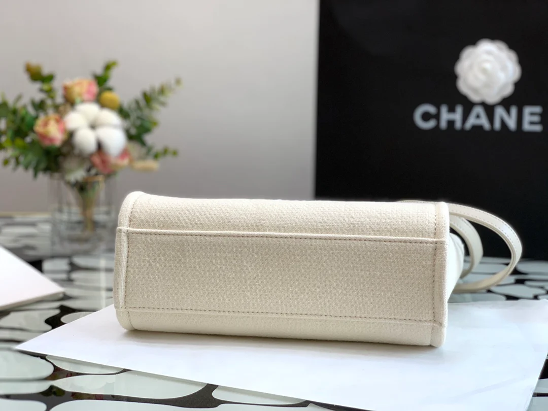 Пляжная сумка Chanel из коллекции осень/зима 2022 — белая — маленькая.