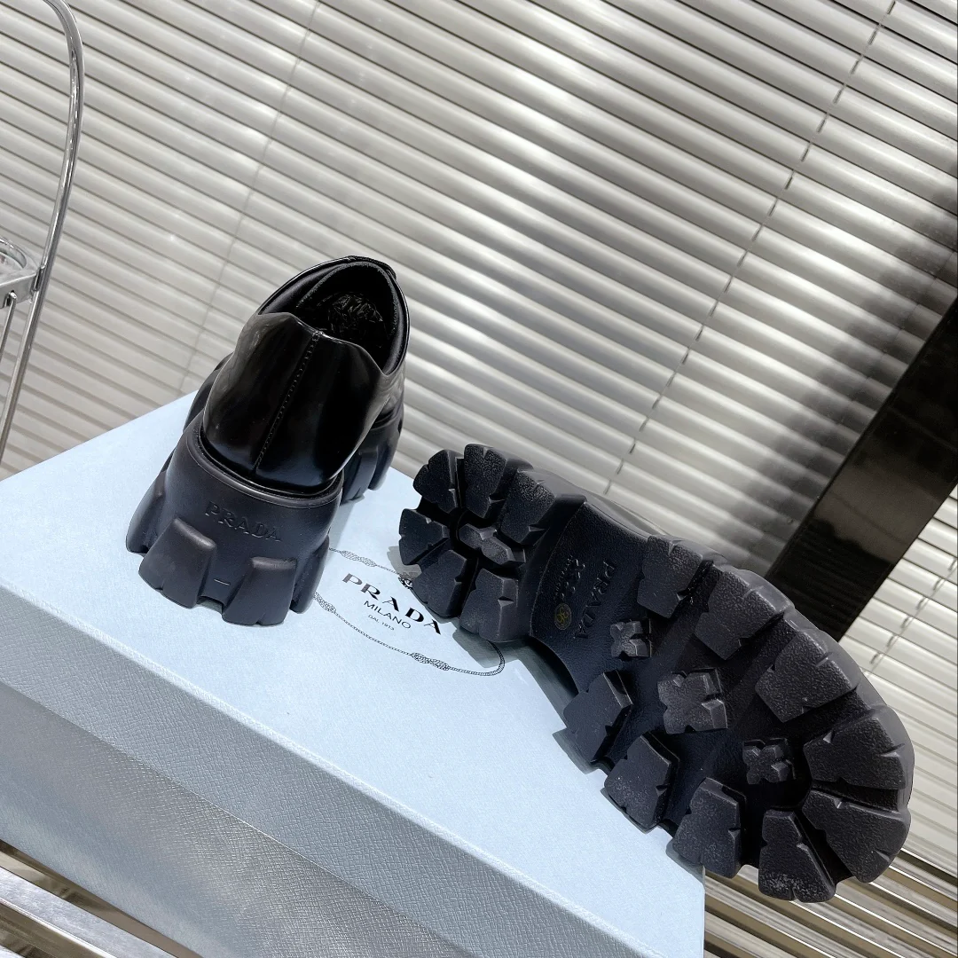 Кожаные туфли Prada на платформе со шнуровкой