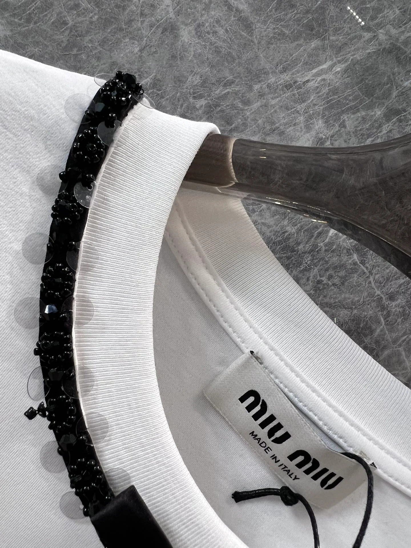 Miu Miu-2404-24 Новая модель для ранней весны: галстук ручной работы с бисером и бантом в виде буквы, футболка с коротким рукавом и круглым вырезом.