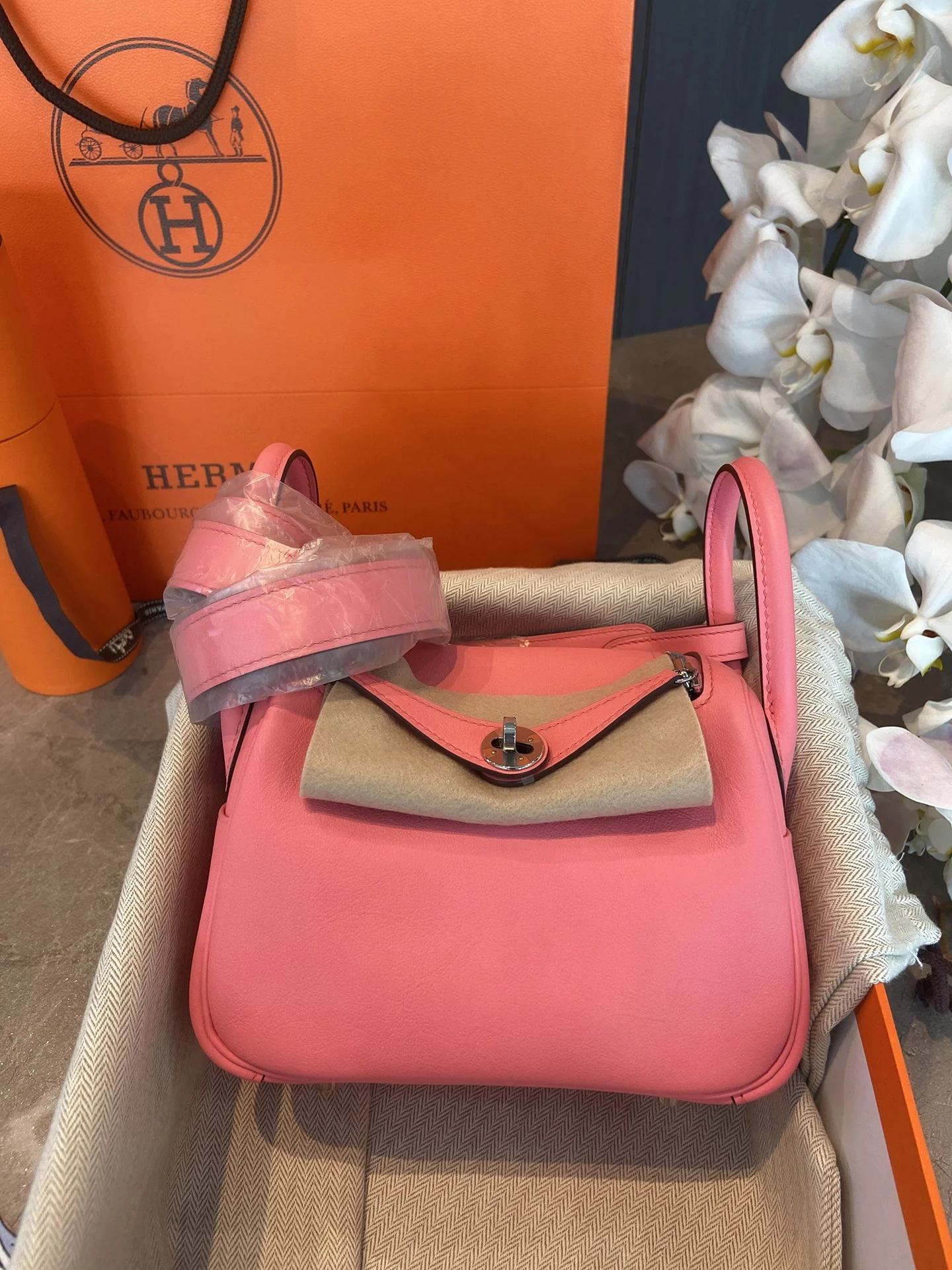 Мини-помада Hermes Lindy Swift с серебряной пряжкой