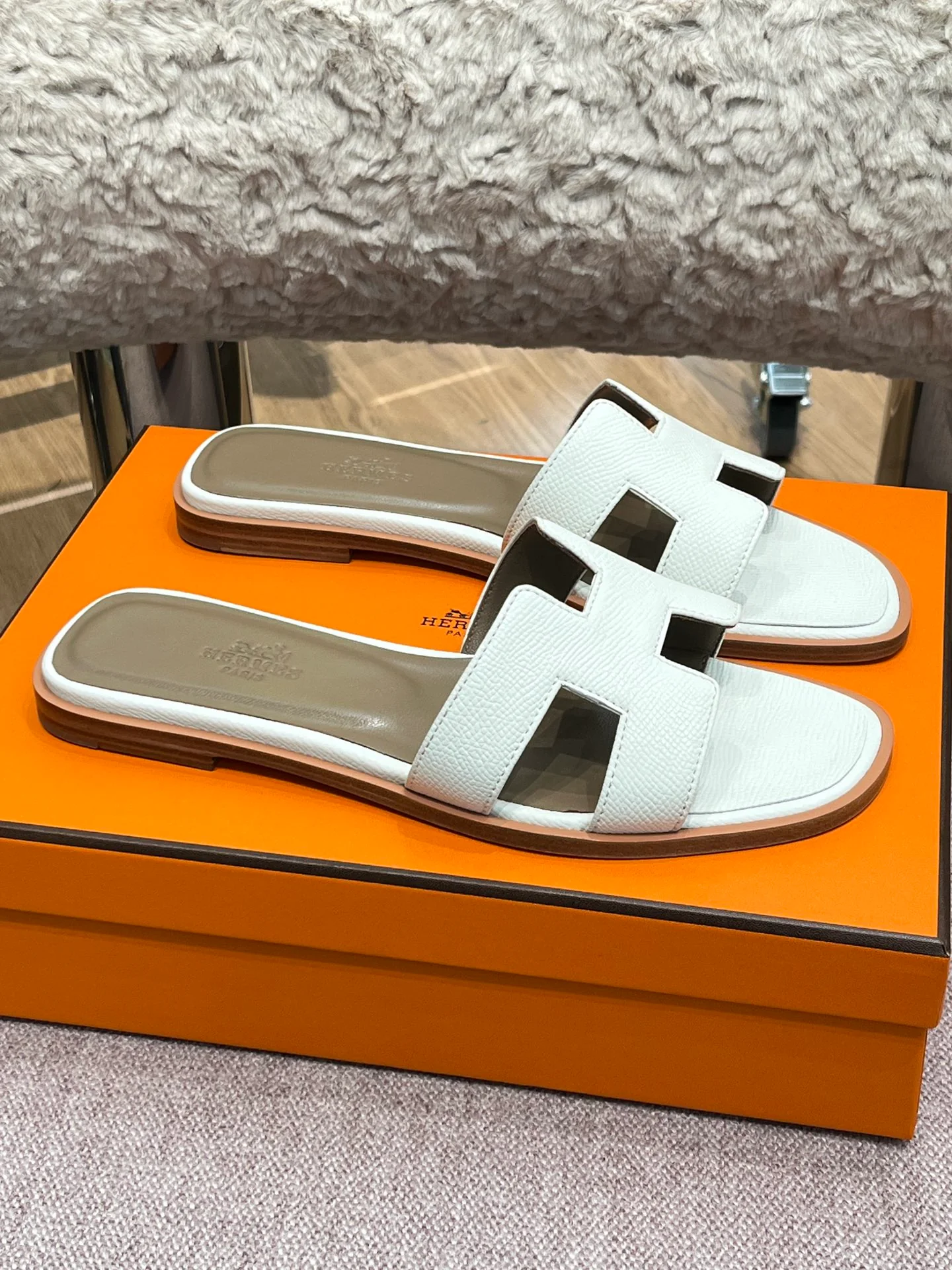 Новинка сезона весна/лето 2022 от Hermes - плоские тапочки H - 1