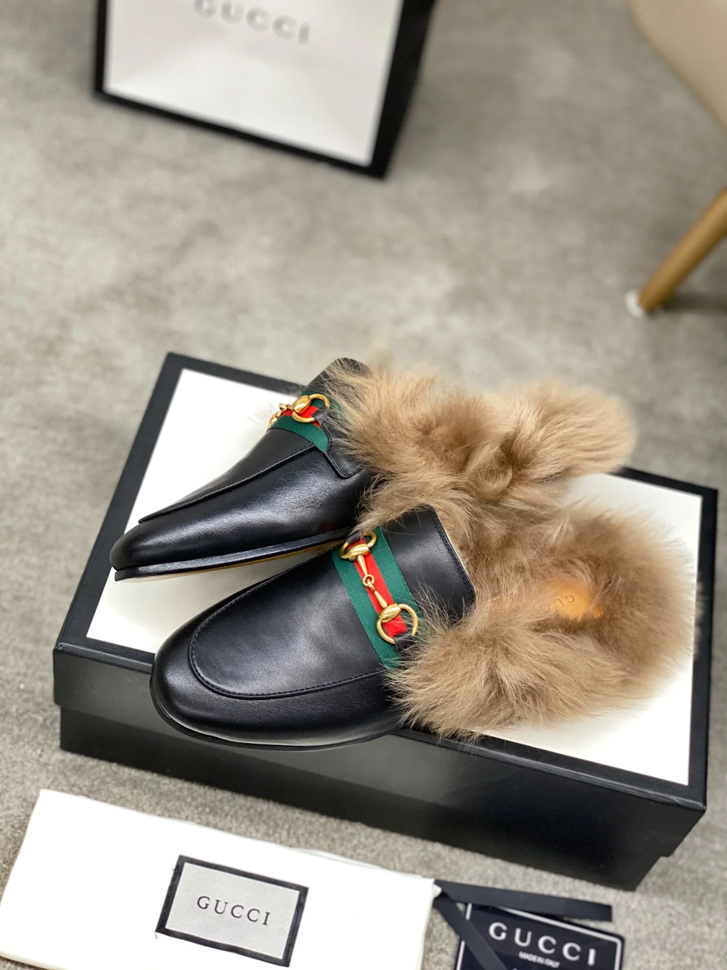 Бутик Gucci 2020 — Последние модели с подиума — Меховые тапочки — Черные с пряжкой в ??виде седла