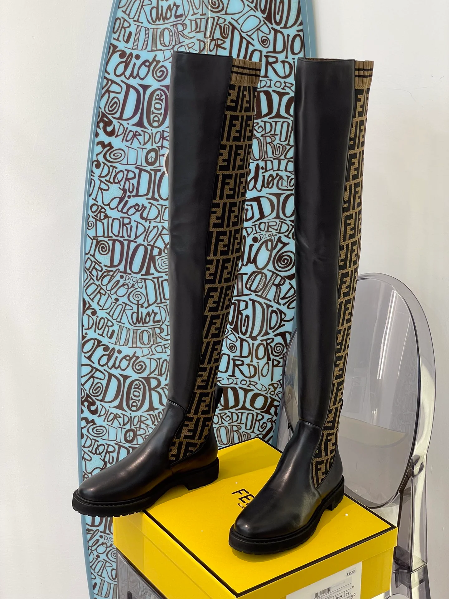 Fendi - Потрясающие ботфорты - Классический стиль с логотипом Coffee