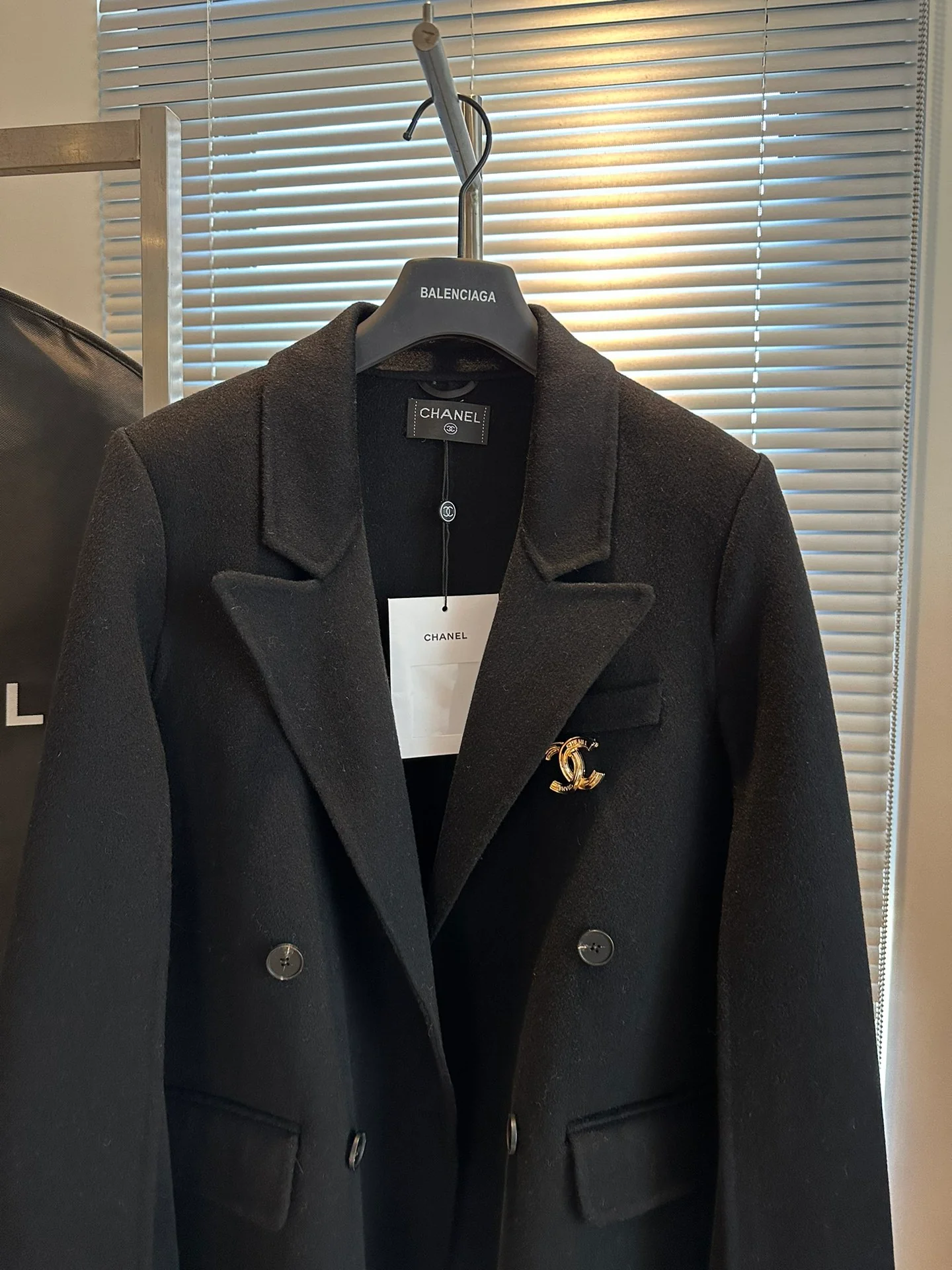 Chanel 2403 - Элегантный шерстяной костюм с высококачественной накидкой - Черный