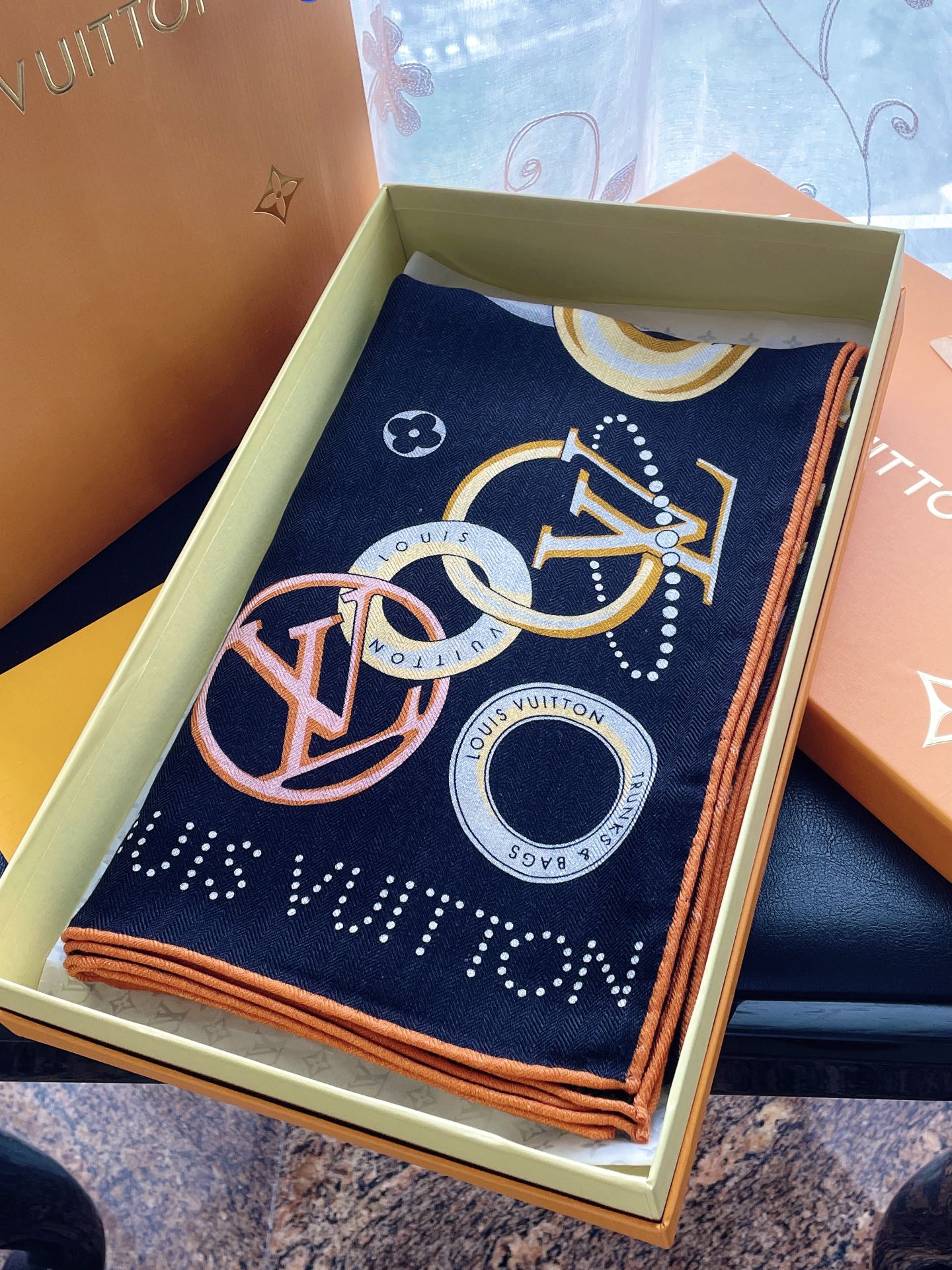 Кашемировый платок LV Vivienne and Beyond, 140 см, черный.