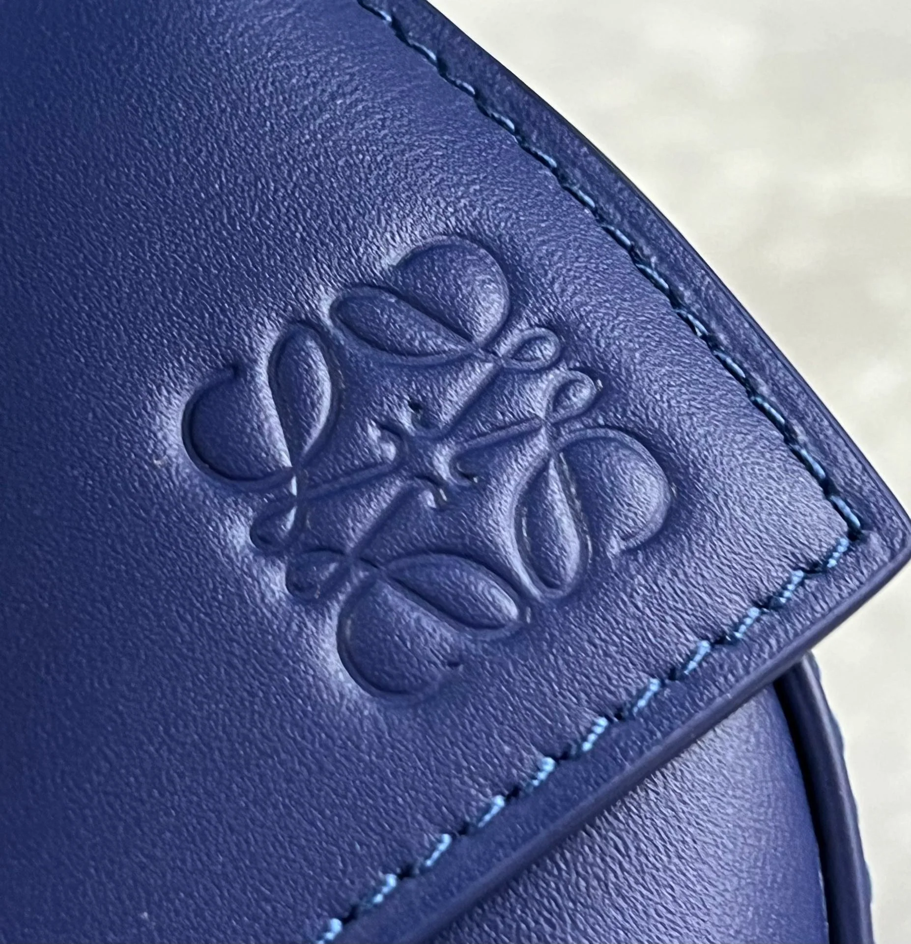 Сумка Loewe Puzzle Geometric с плечевым ремнем в виде буквы — темно-синяя.