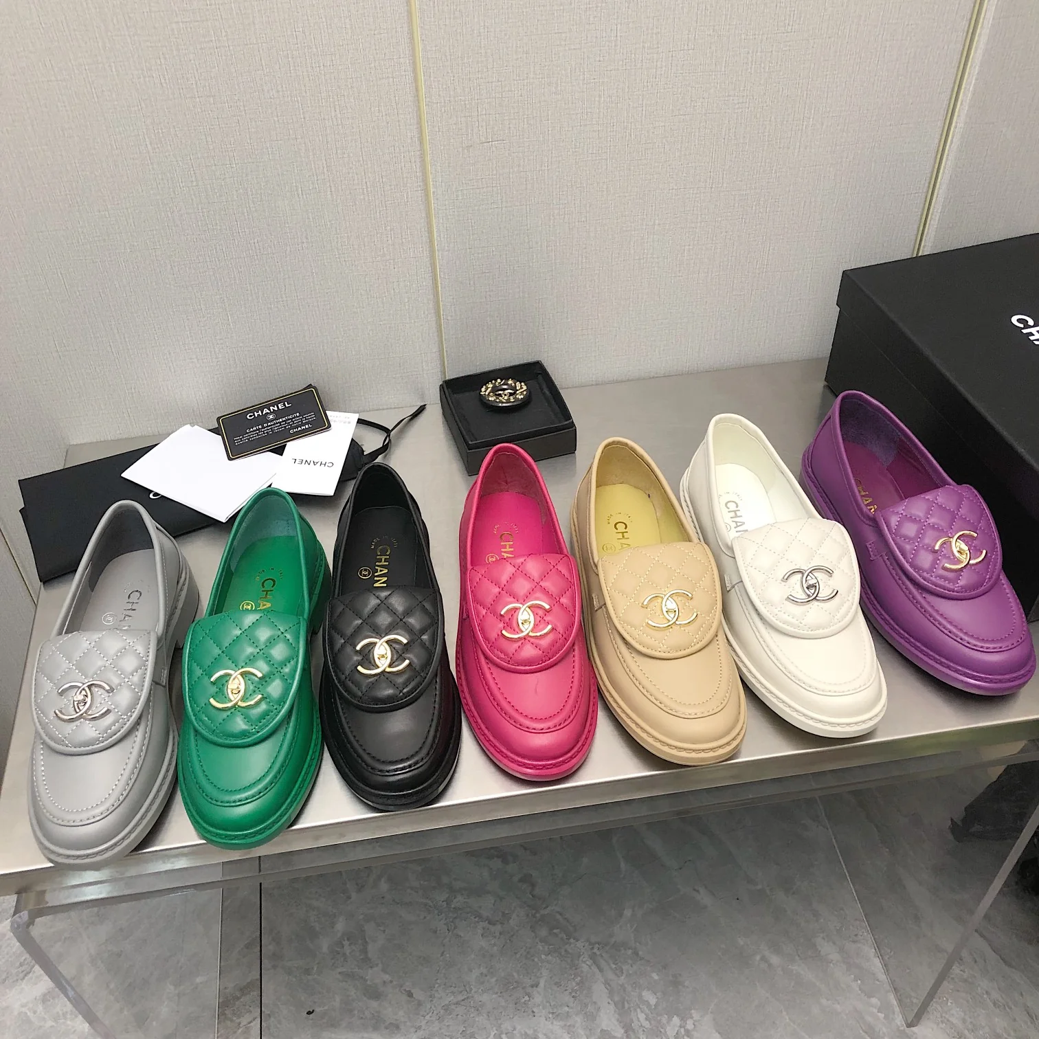 Коллекция Chanel 2022 года с подиума - Стеганые балетки в стиле афро - Изображение коллекции