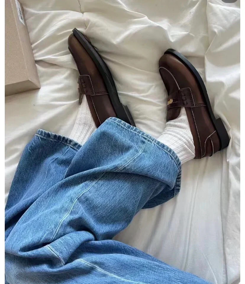 Винтажные лоферы Miu Miu с эффектом потертости и золотыми монетками — фотографии на теле.